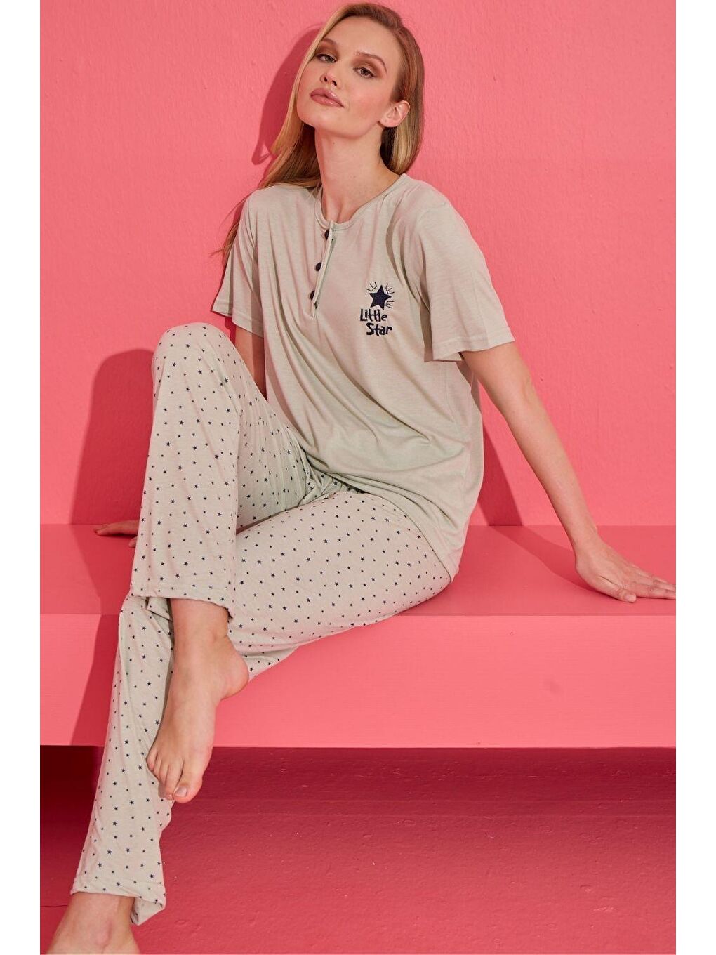 Yeşil Nakışlı Üç Düğmeli Viskon Kadın  Pijama Takımı-3