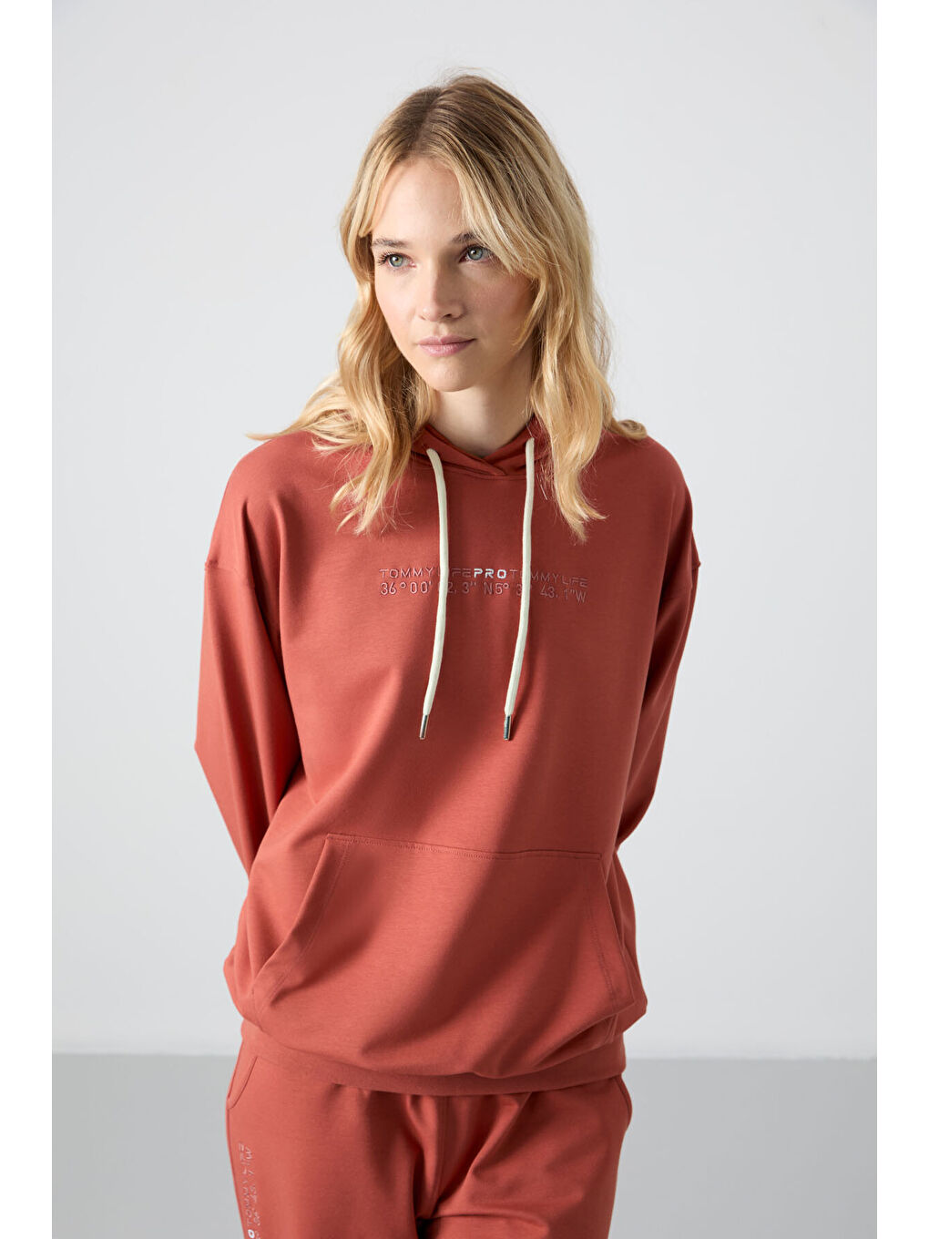 Kahverengi Tarçın Kapüşonlu Kanguru Cep Oversize Lastik Paça Kadın Eşofman Takımı - 95288-1