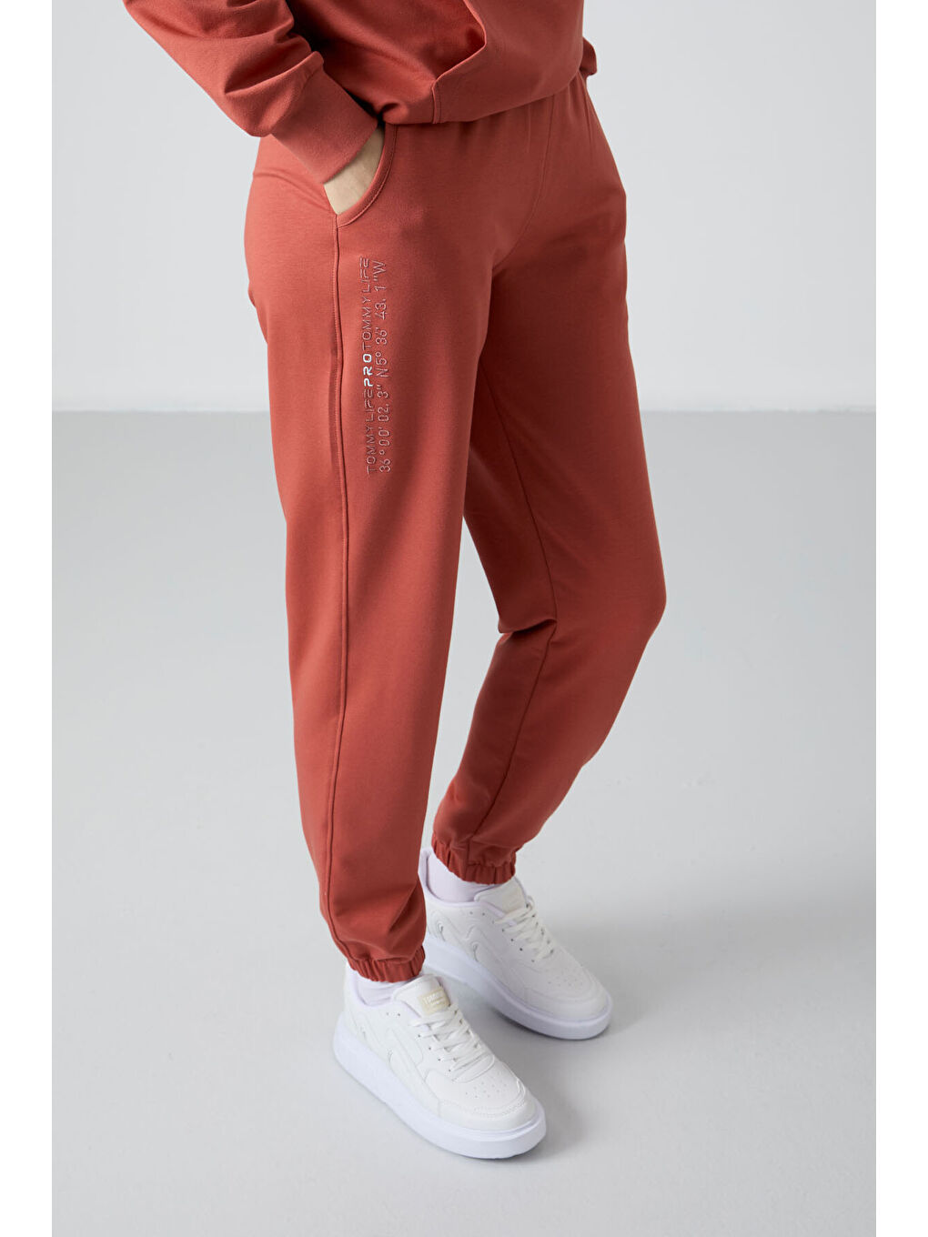 Kahverengi Tarçın Kapüşonlu Kanguru Cep Oversize Lastik Paça Kadın Eşofman Takımı - 95288-3