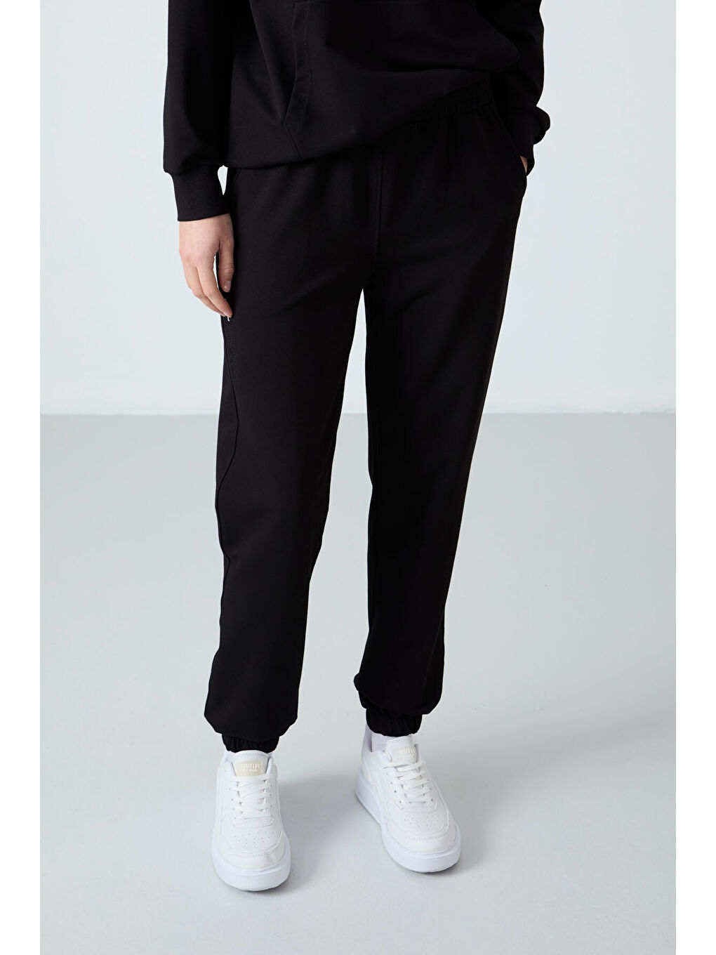 Siyah Kapüşonlu Kanguru Cep Oversize Lastik Paça Kadın Eşofman Takımı - 95288-1