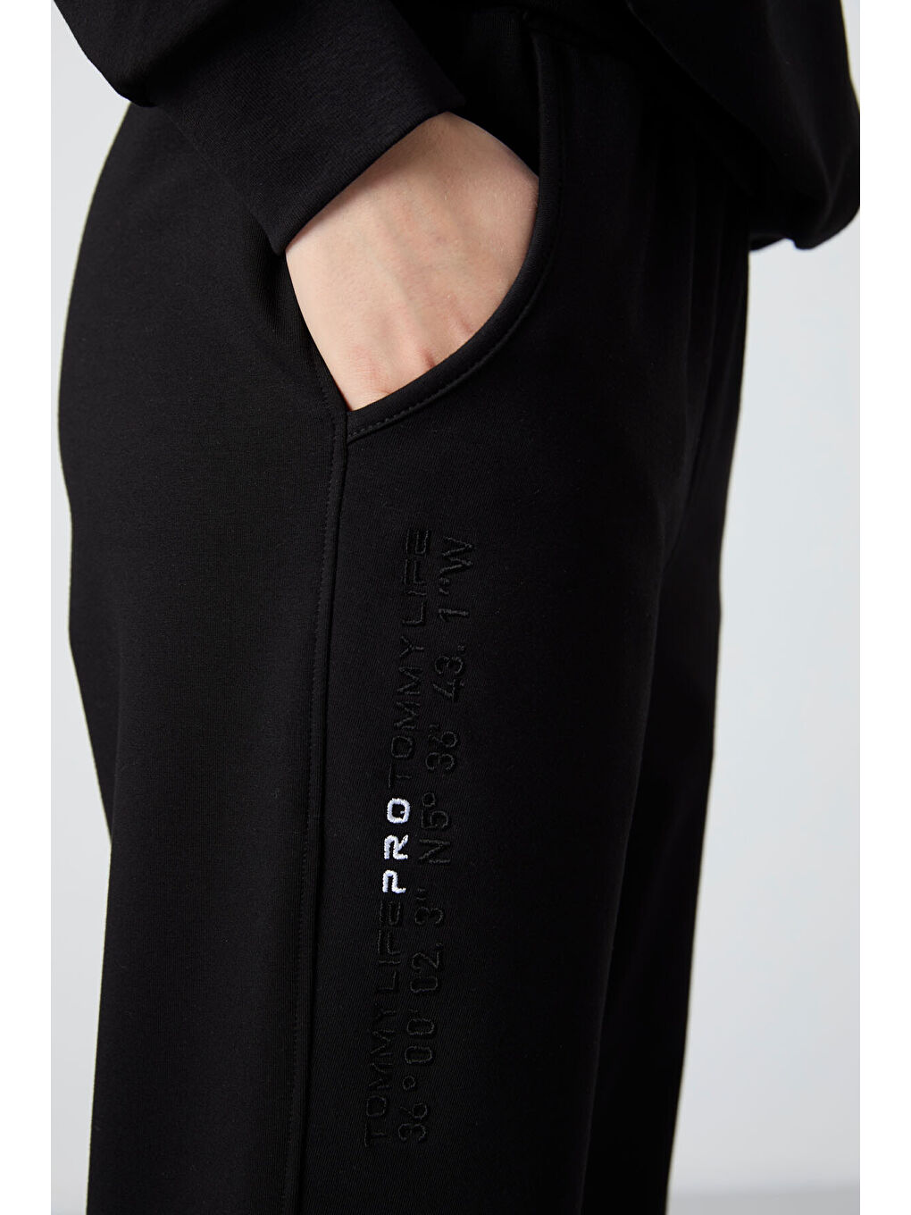 Siyah Kapüşonlu Kanguru Cep Oversize Lastik Paça Kadın Eşofman Takımı - 95288-4