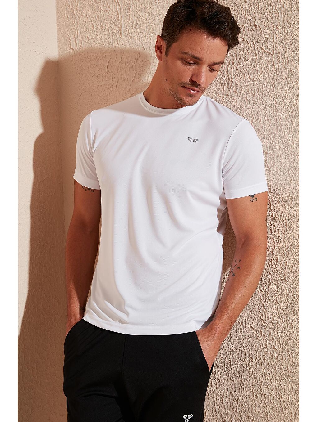 Beyaz Bisiklet Yaka Tişört 5657025-2