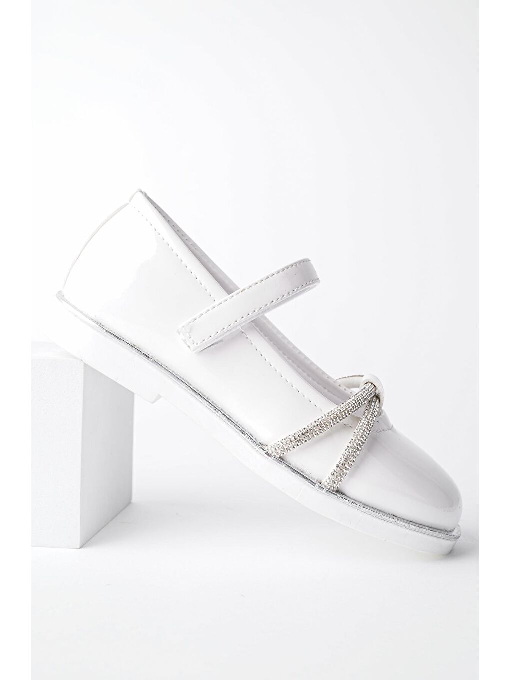 Beyaz Günlük Ortopedik Hafif Taban Taşlı ve Cırtlı Kız Çocuk Babet-1