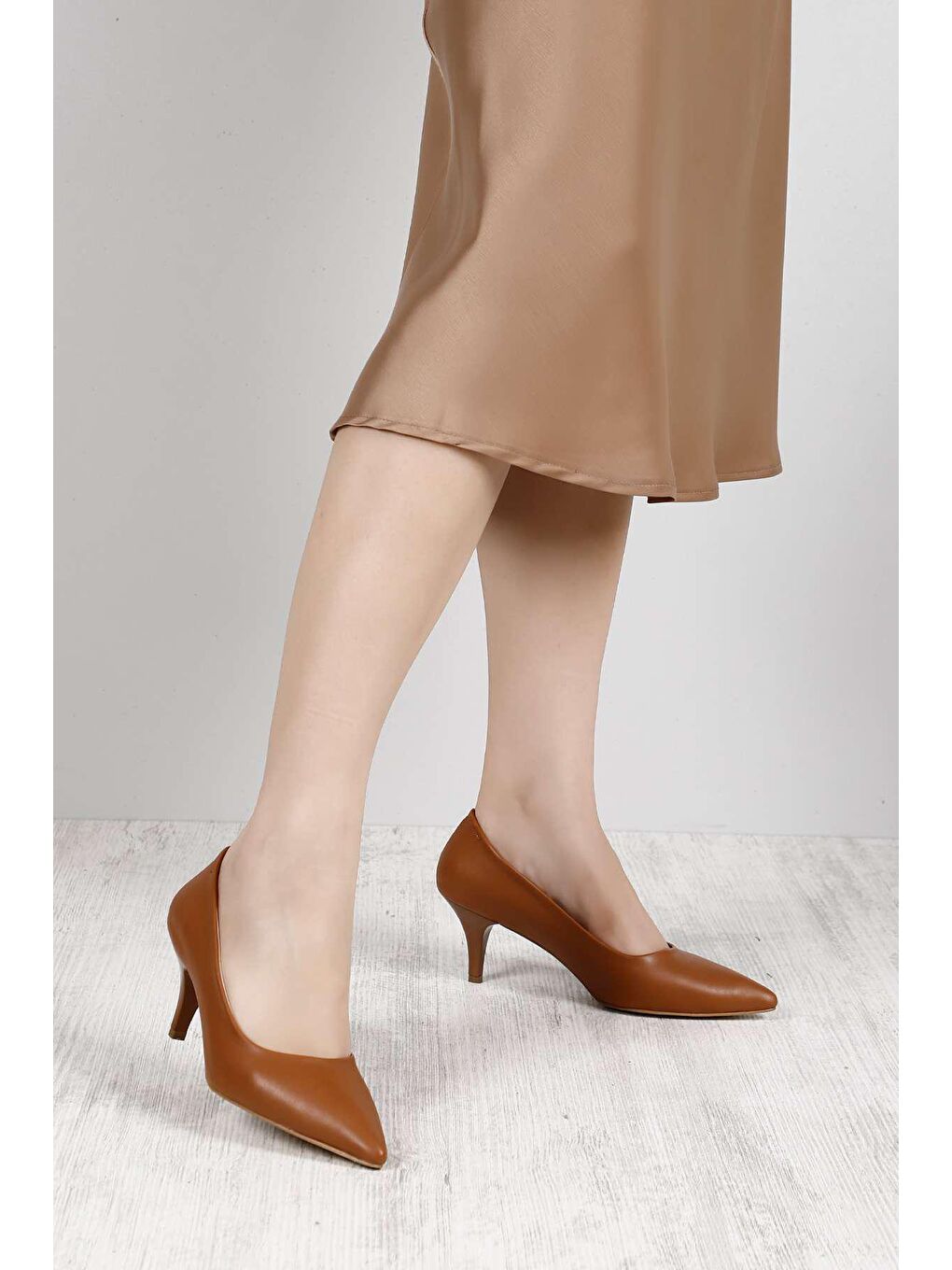Kahverengi Sivri Burun Kısa İnce Topuklu Kadın Ayakkabı 38109