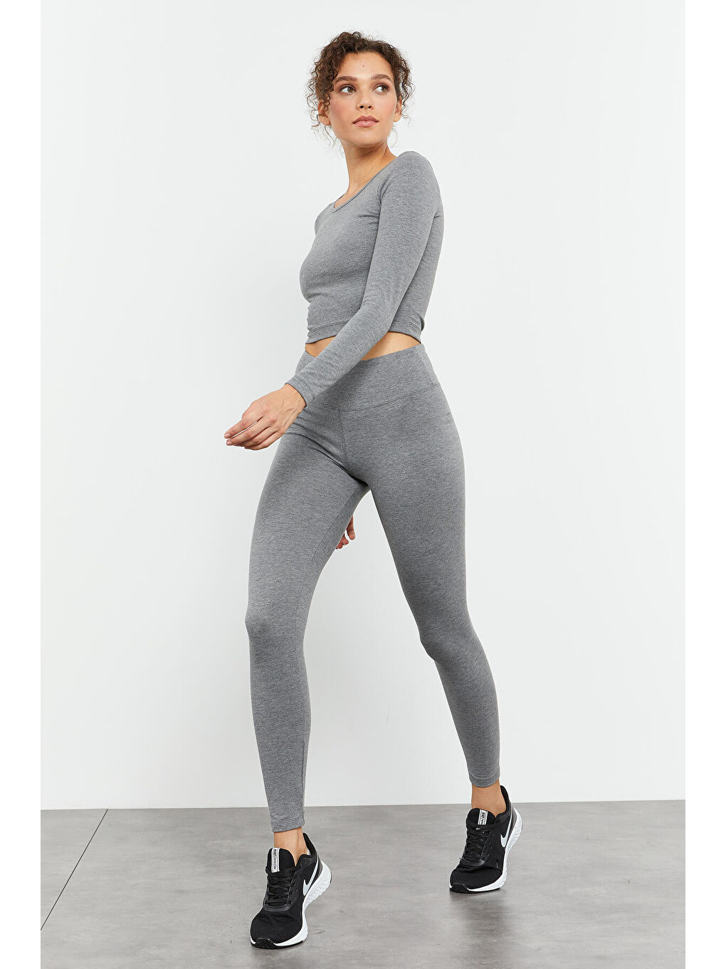 Gri Melanj Uzun Kollu Dar Kalıp  O Yaka Kadın Crop Top Tişört - 97150-1