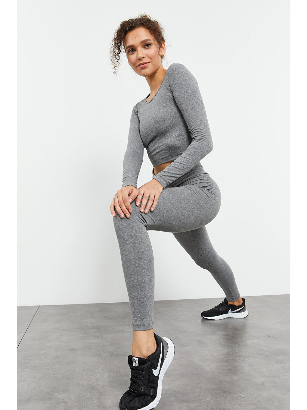 Gri Melanj Uzun Kollu Dar Kalıp  O Yaka Kadın Crop Top Tişört - 97150-3