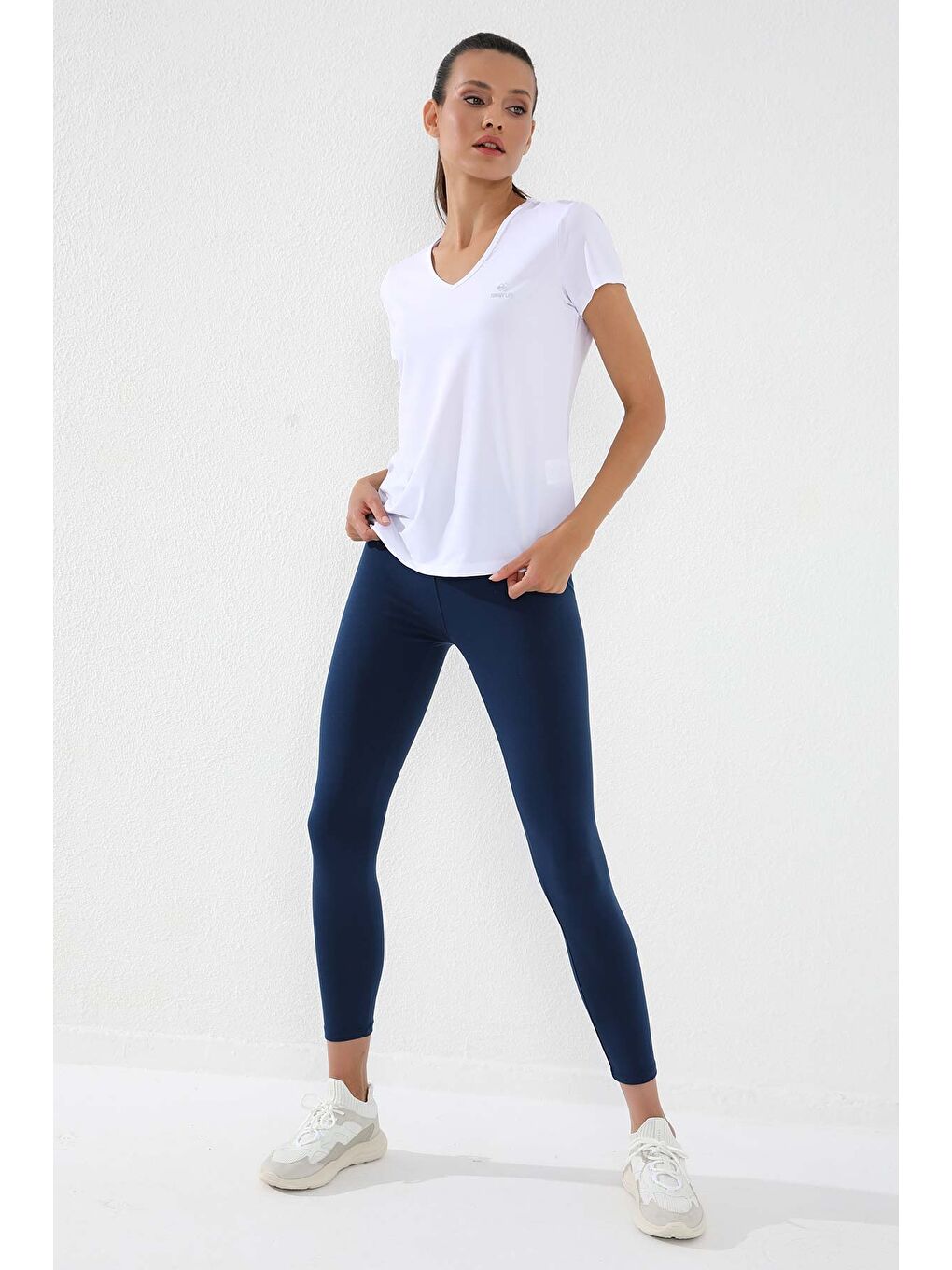 Beyaz Basic Kısa Kol Standart Kalıp V Yaka Kadın Tişört - 97145-1