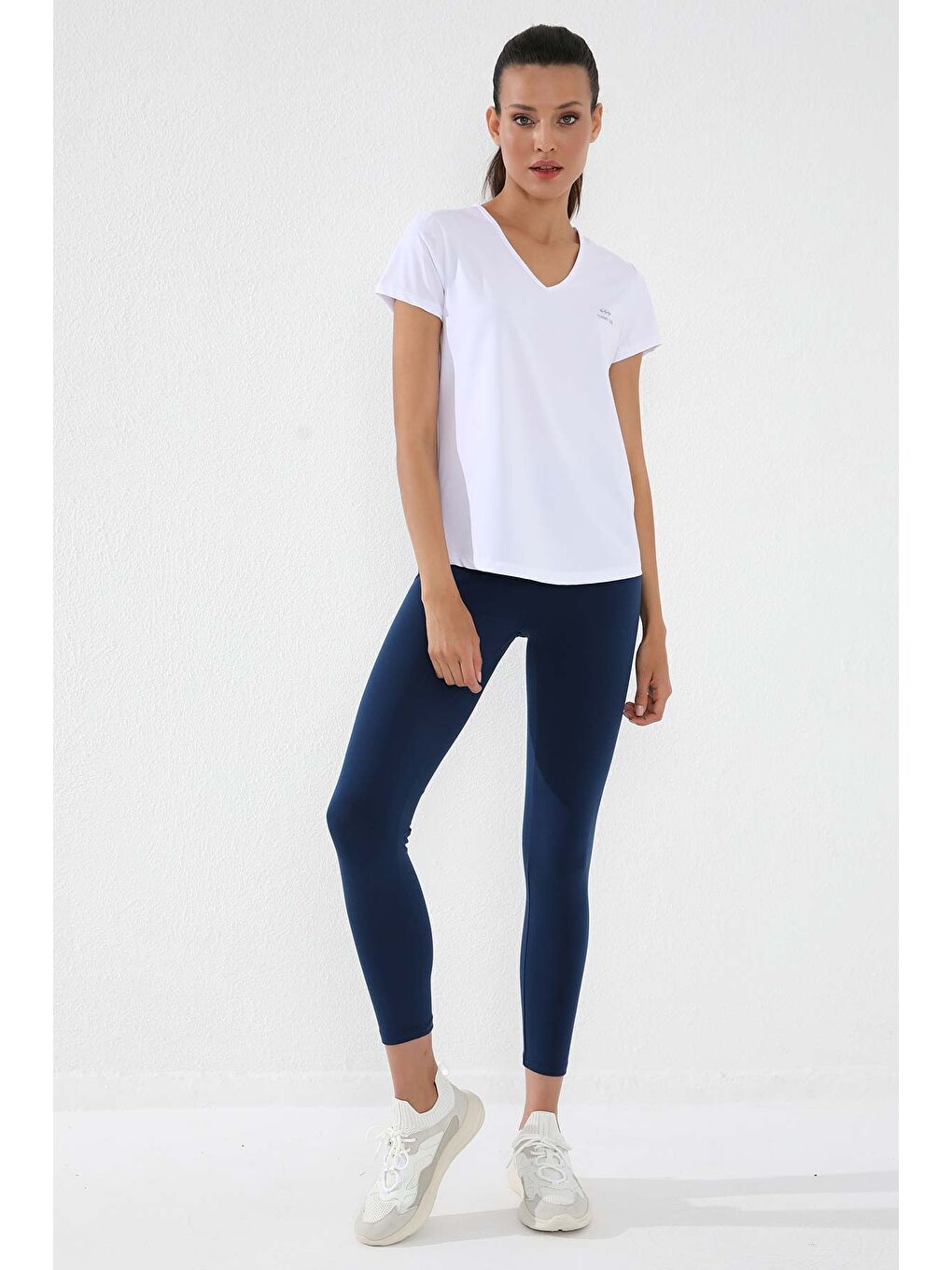 Beyaz Basic Kısa Kol Standart Kalıp V Yaka Kadın Tişört - 97145-3