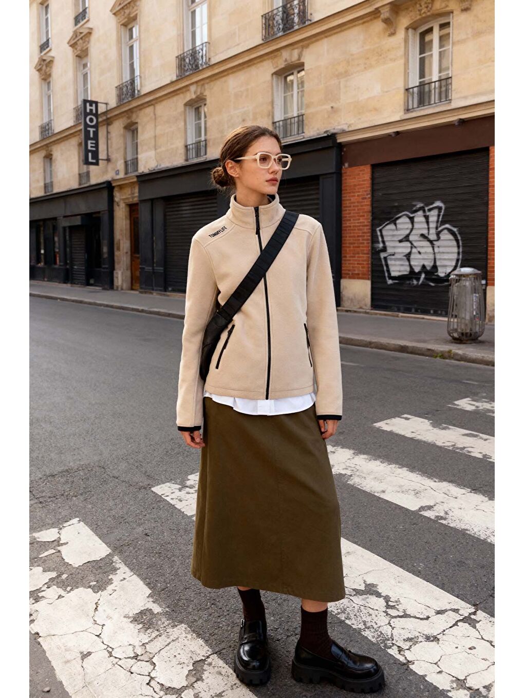 Koyu Bej Dik Yaka Fermuarlı Rahat Form Kadın Polar Sweatshirt - 97173