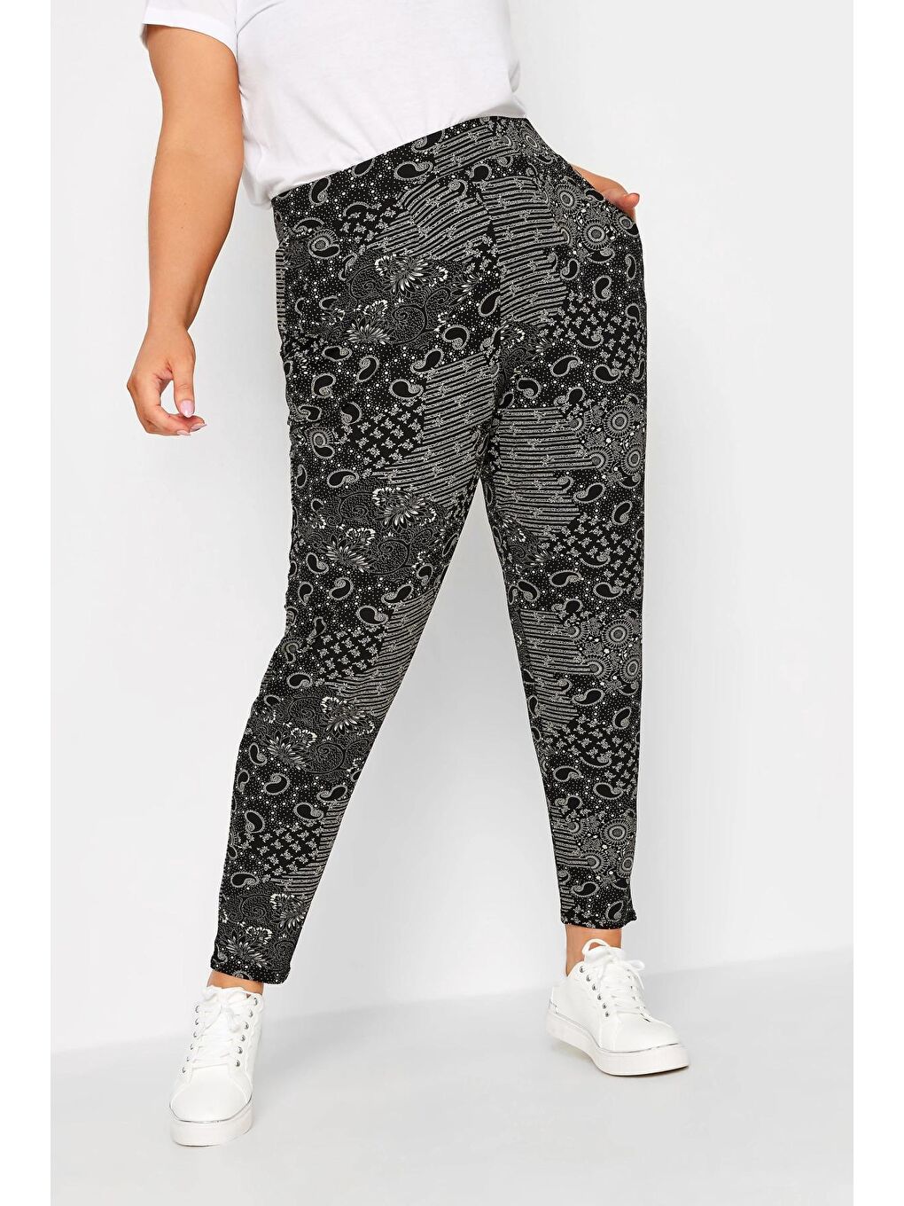 Siyah Büyük Beden Dar Paça Desenli Cepli Havuç Kesim Elastanlı Pantolon 302493-1