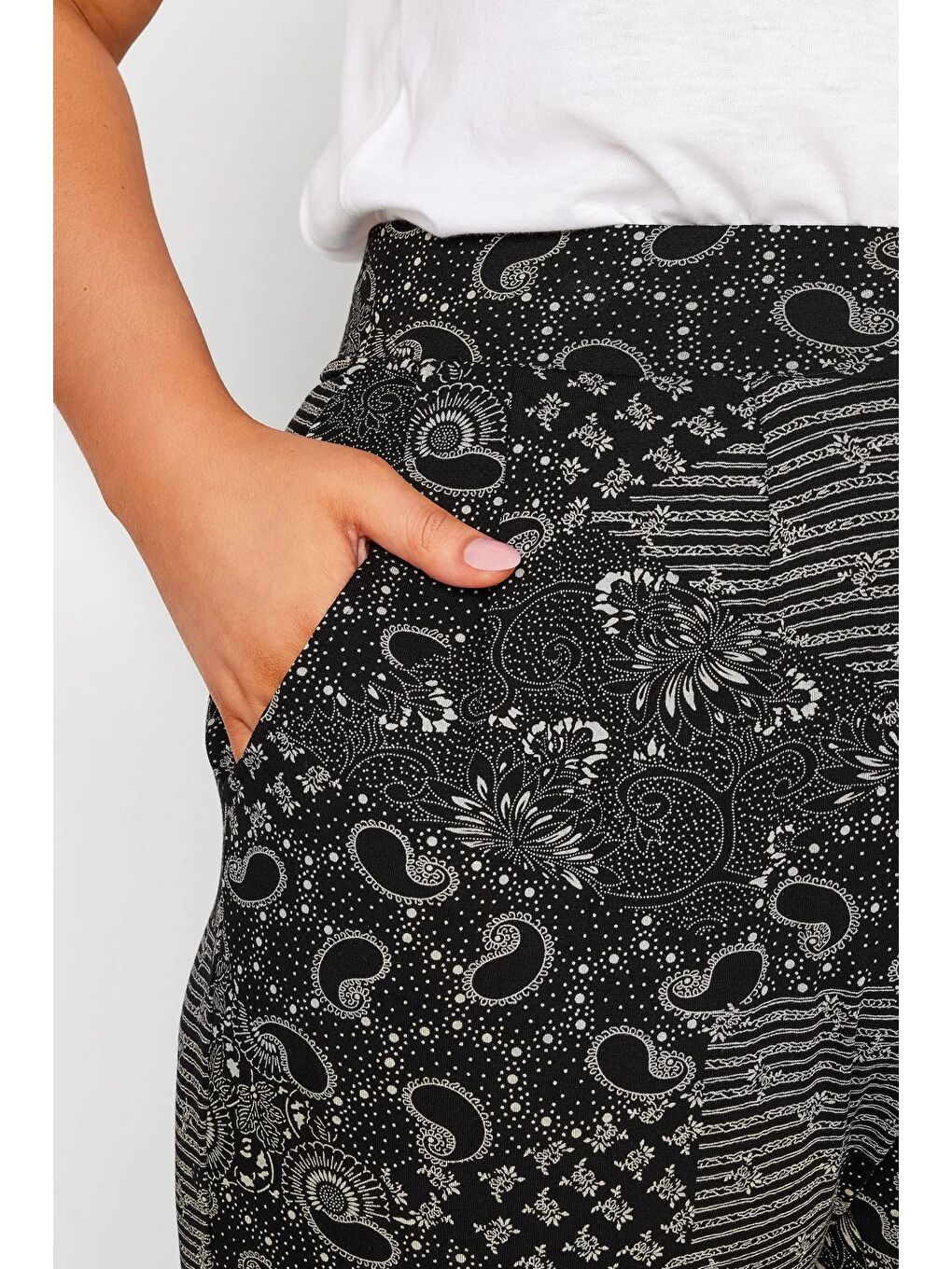 Siyah Büyük Beden Dar Paça Desenli Cepli Havuç Kesim Elastanlı Pantolon 302493-3