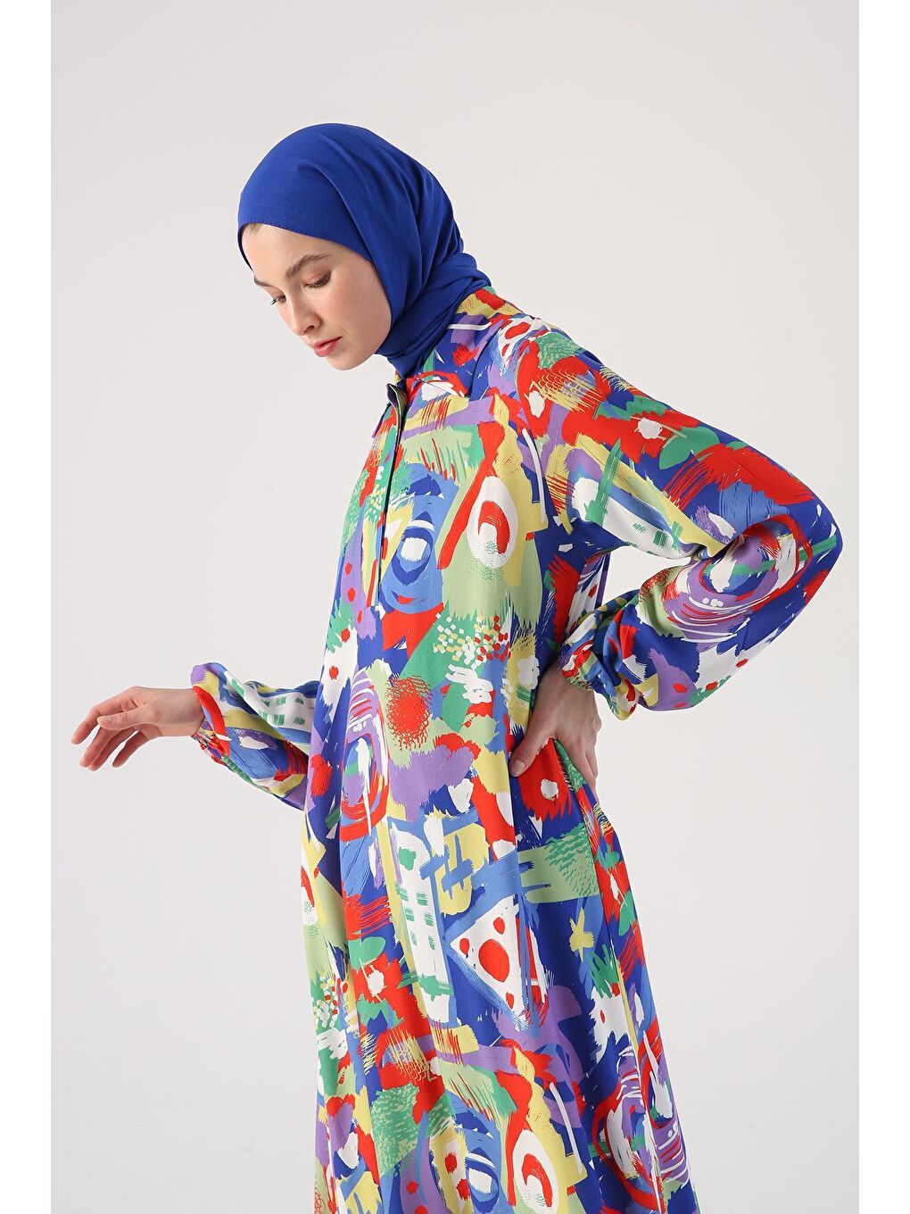 Mavi-Kırmızı Yarım Patlı Gömlek Yakalı Desenli Viskon Elbise-4