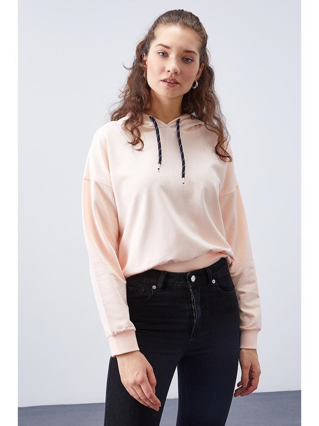 Pembe Somon Uzun Kol Rahat Form Kapüşonlu Kadın Sweatshirt - 97115