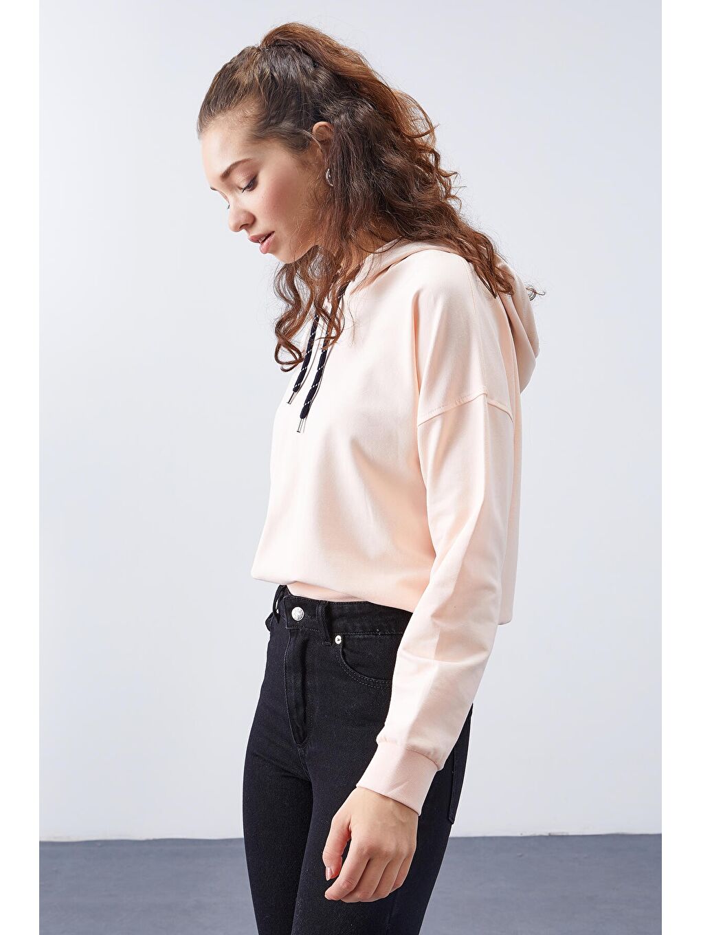 Pembe Somon Uzun Kol Rahat Form Kapüşonlu Kadın Sweatshirt - 97115-2