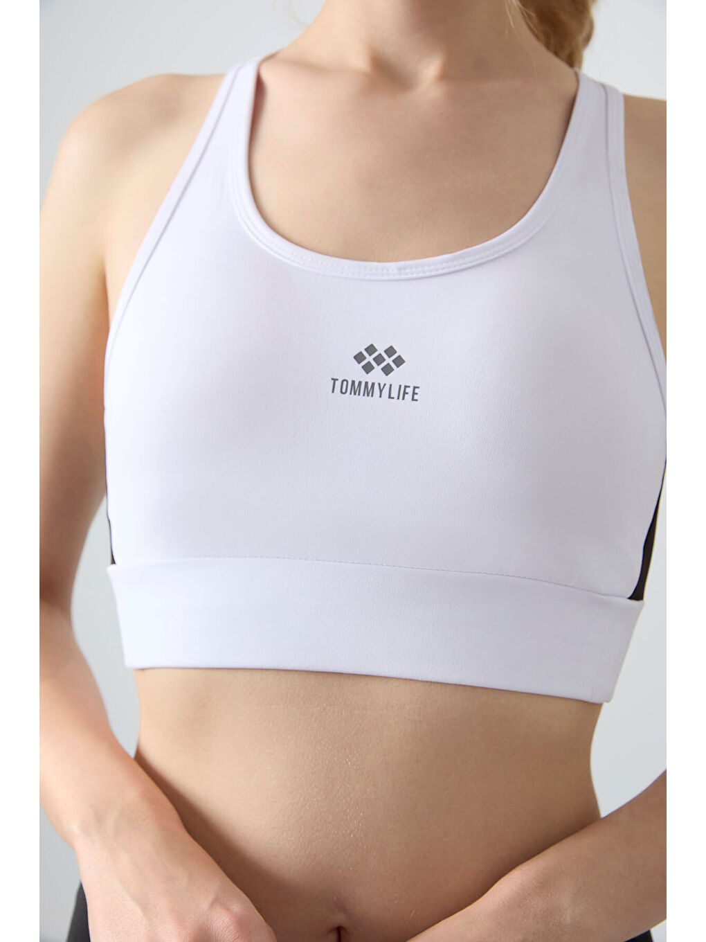 Beyaz Çapraz Sırt Detaylı Slim Fit U Yaka Pedli Kadın Spor Büstiyer - 97121-2