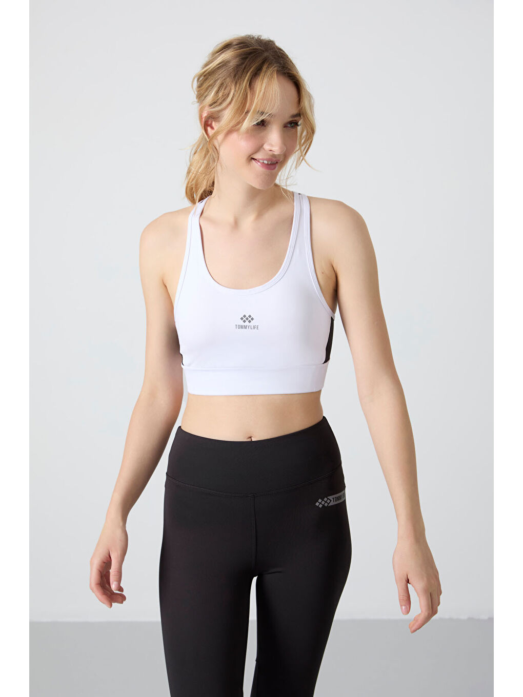 Beyaz Çapraz Sırt Detaylı Slim Fit U Yaka Pedli Kadın Spor Büstiyer - 97121-3