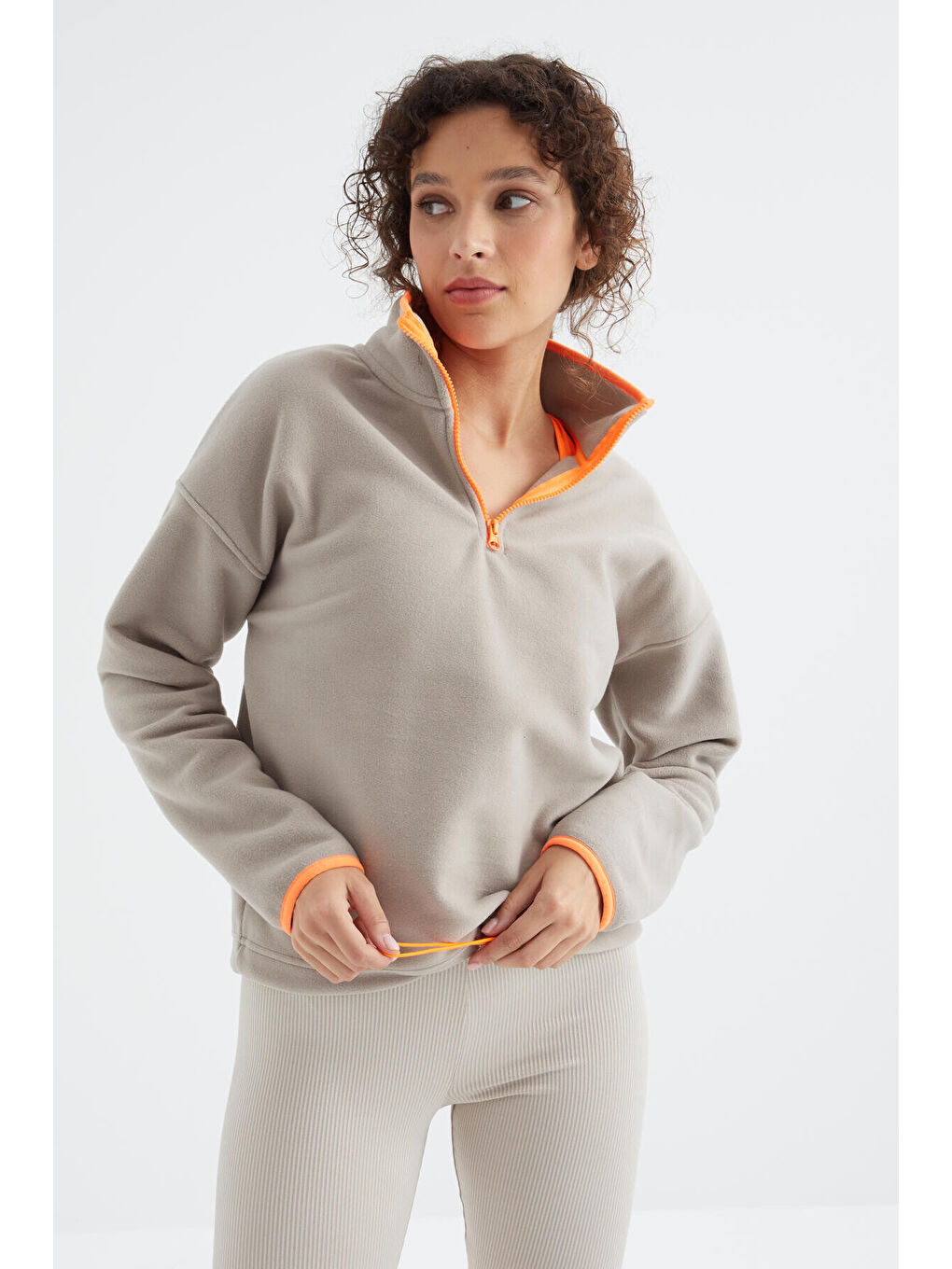Koyu Bej Yarım Fermuar Etek Ucu Büzgülü Dik Yaka Oversize Kadın Polar Sweatshirt - 97234-1