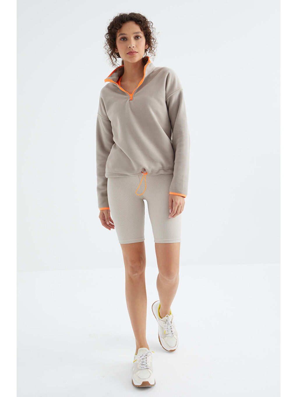 Koyu Bej Yarım Fermuar Etek Ucu Büzgülü Dik Yaka Oversize Kadın Polar Sweatshirt - 97234-3