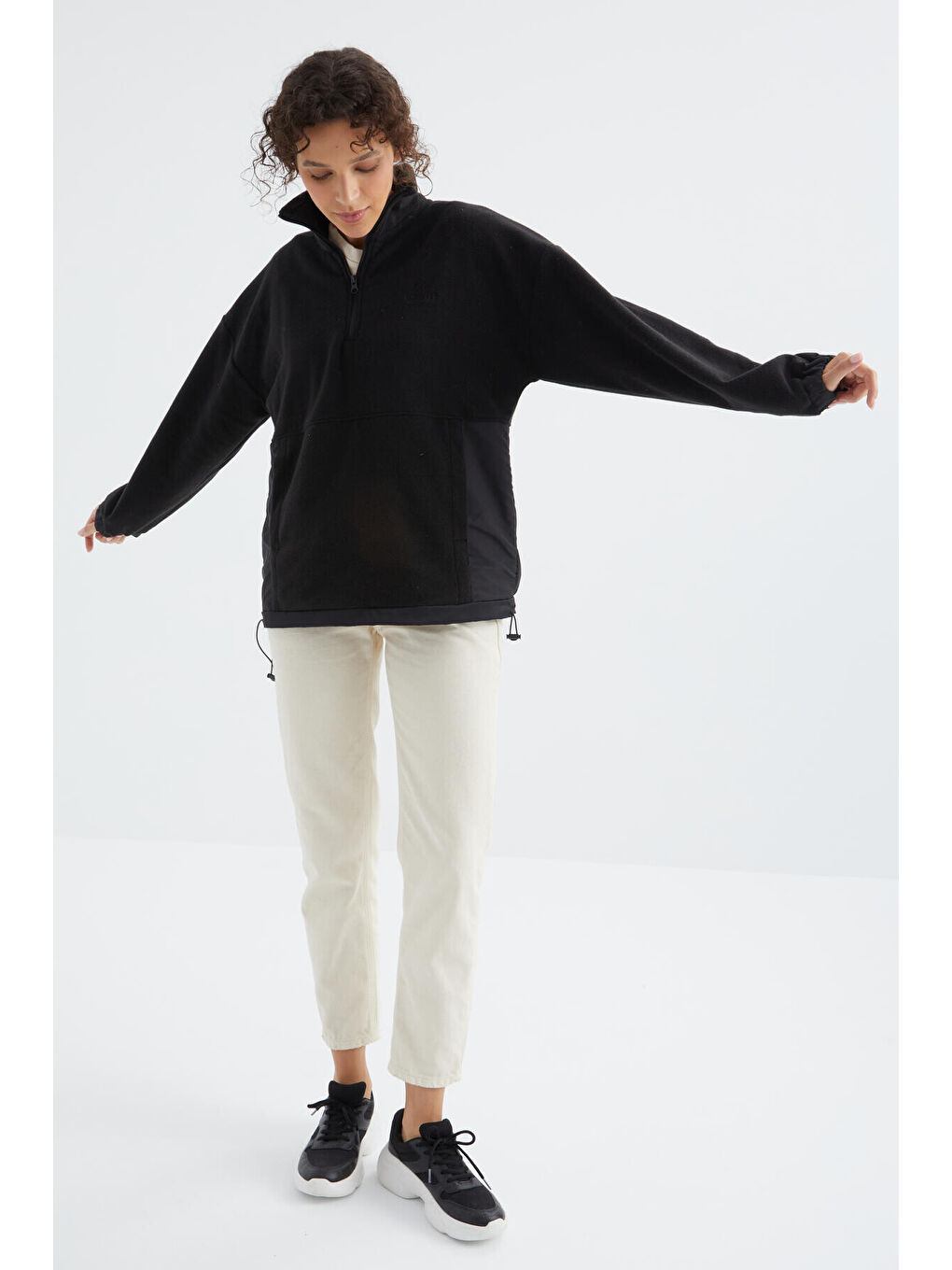Siyah Yarım Fermuar Etek Ucu Büzgülü Dik Yaka  Oversize Kadın Polar Sweatshirt - 97236-1