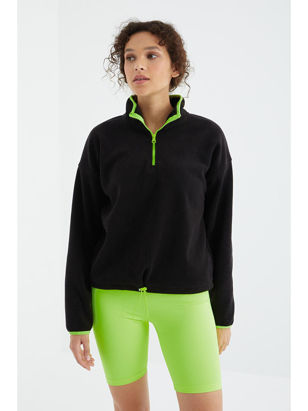 Siyah Yarım Fermuar Etek Ucu Büzgülü Dik Yaka Oversize Kadın Polar Sweatshirt - 97234