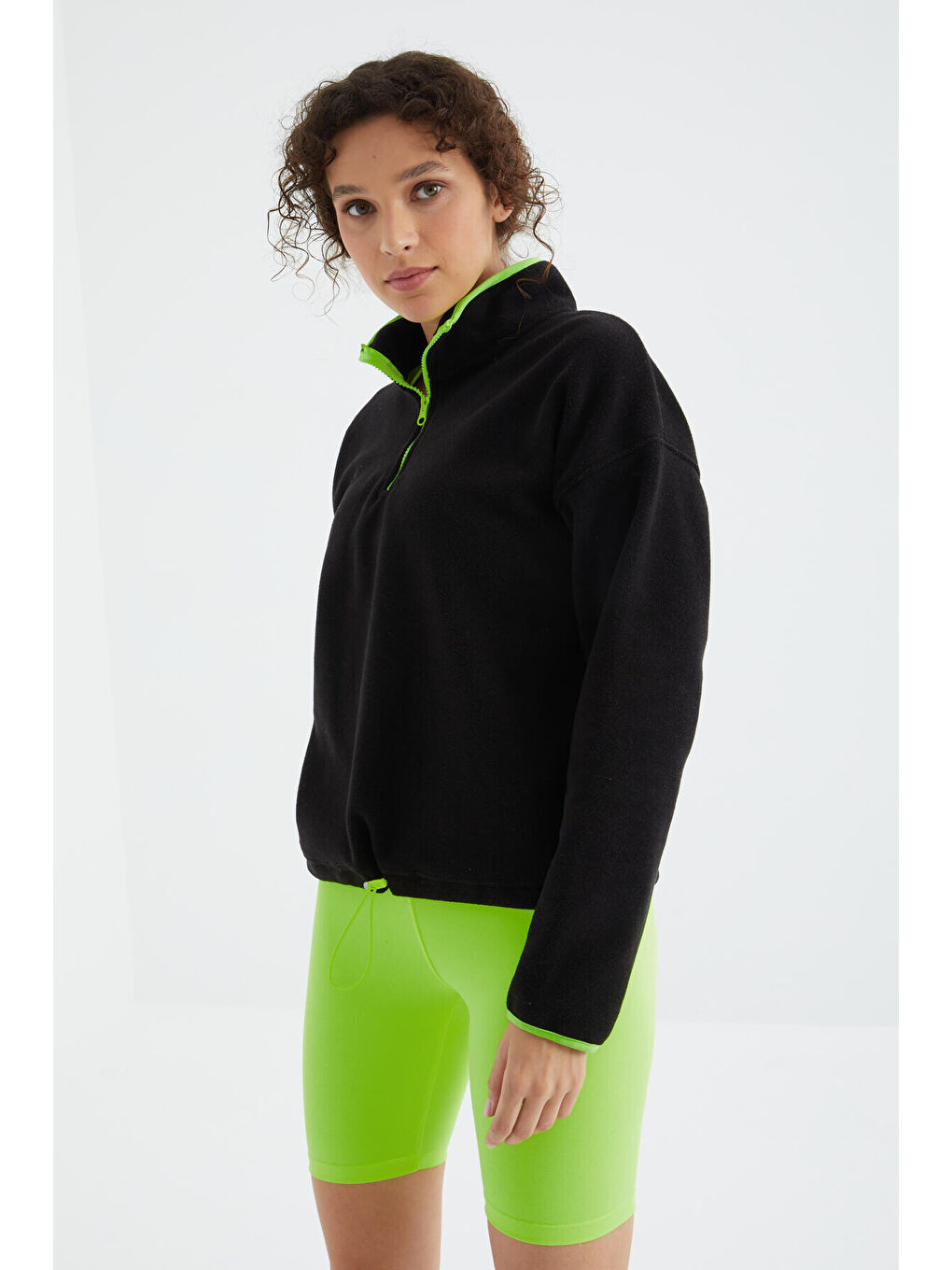 Siyah Yarım Fermuar Etek Ucu Büzgülü Dik Yaka Oversize Kadın Polar Sweatshirt - 97234-4