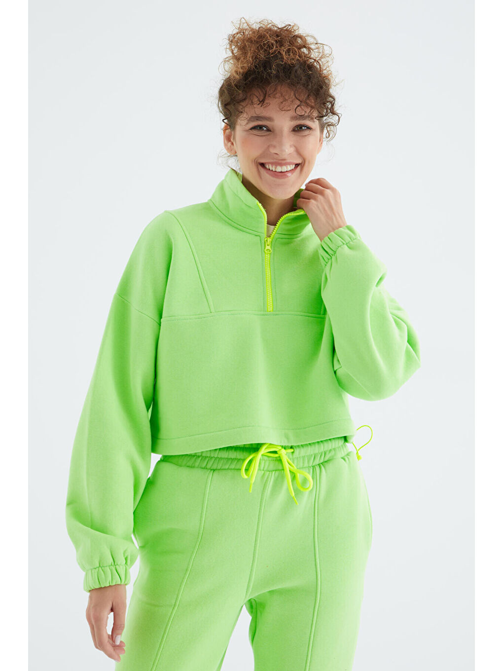 Fıstık Yeşil Düşük Omuzlu Beli Büzgülü Yarım Boy Fermuarlı Oversıze Kadın Eşofman Takım - 95321-1