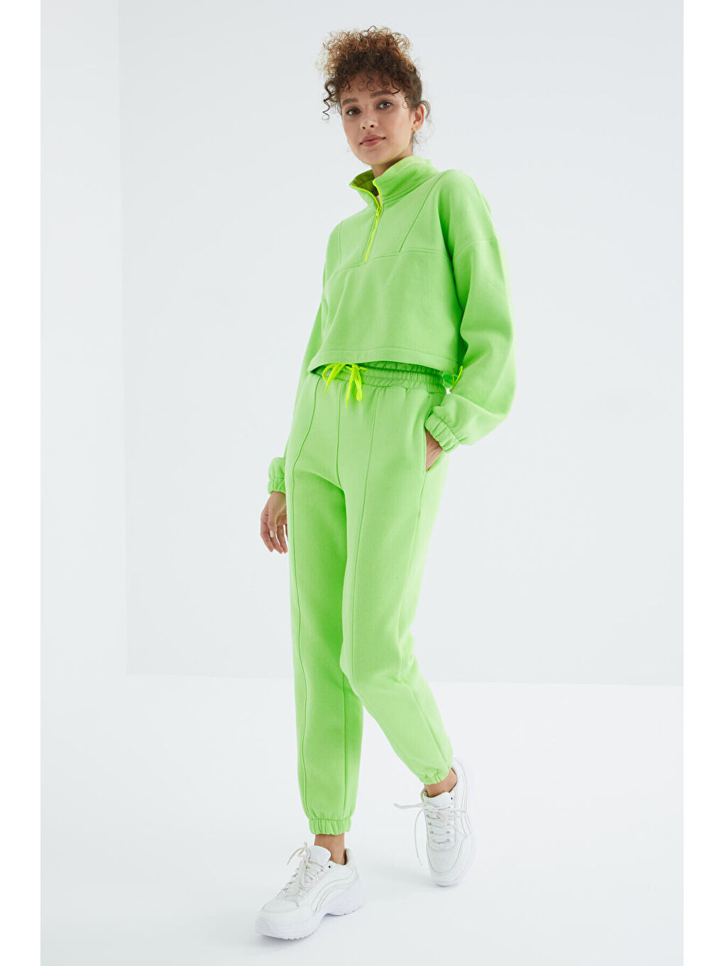 Fıstık Yeşil Düşük Omuzlu Beli Büzgülü Yarım Boy Fermuarlı Oversıze Kadın Eşofman Takım - 95321-2