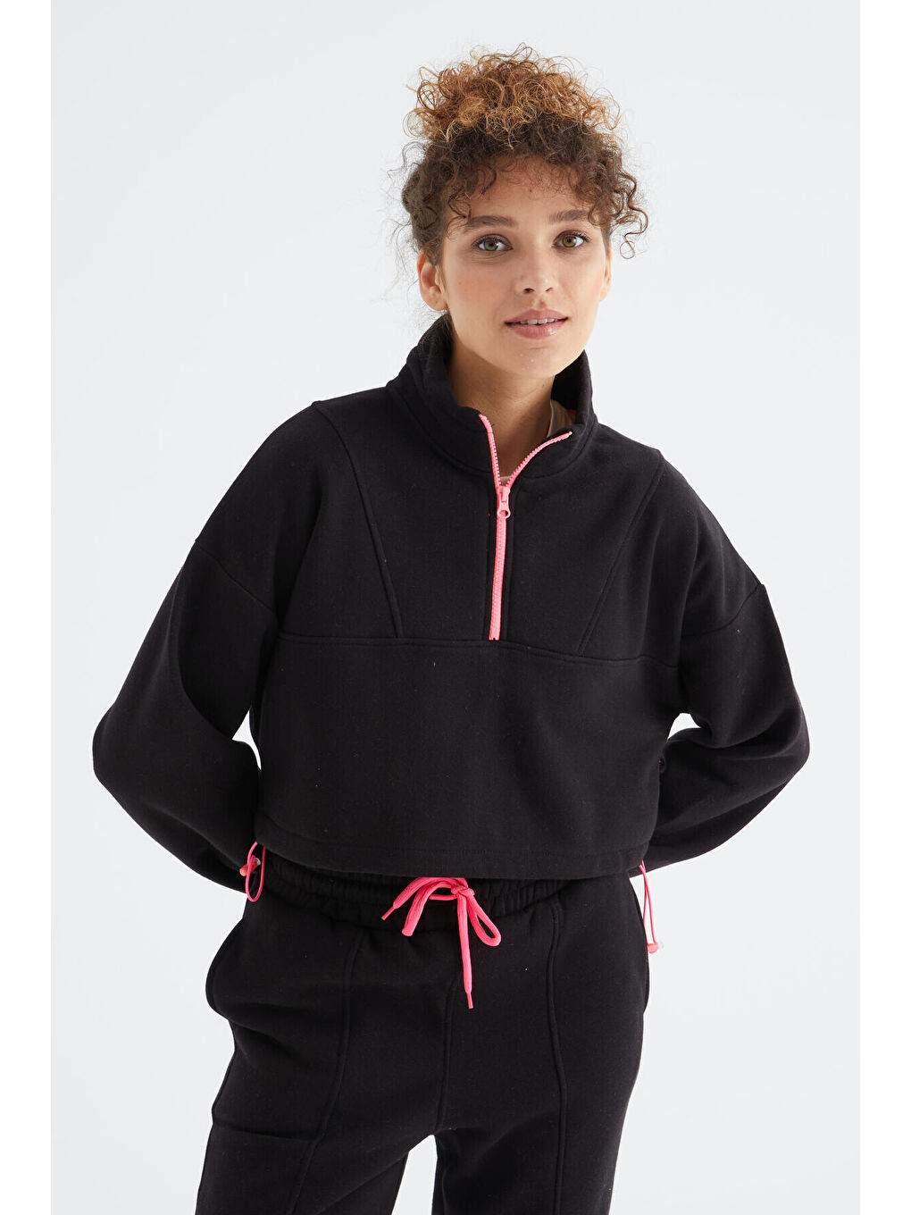 Siyah Düşük Omuzlu Beli Büzgülü Yarım Boy Fermuarlı Oversıze Kadın Eşofman Takım - 95321-1