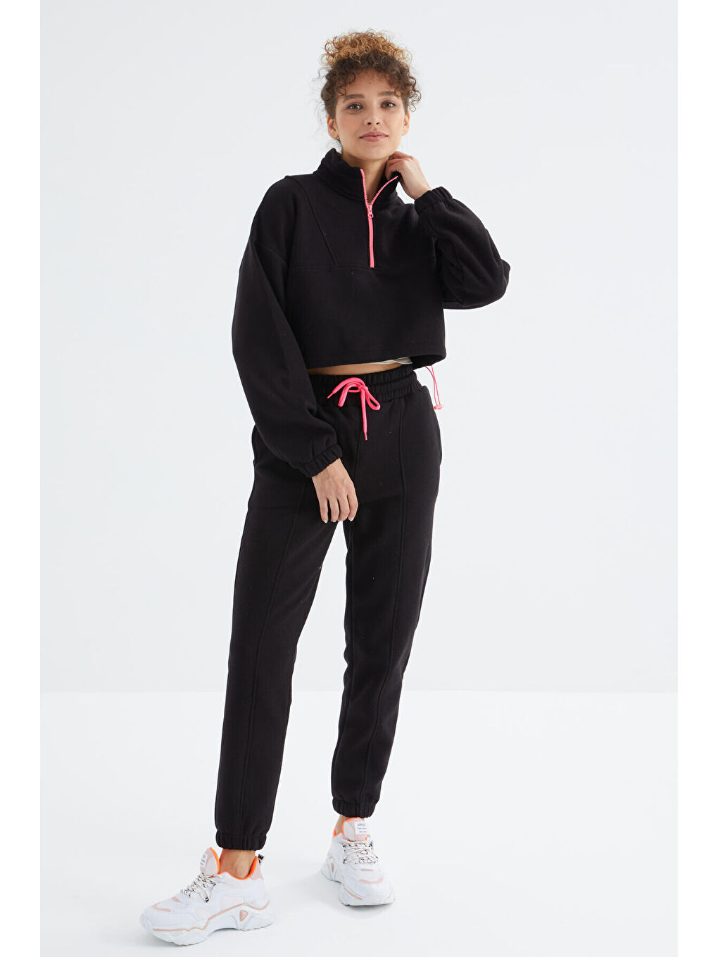 Siyah Düşük Omuzlu Beli Büzgülü Yarım Boy Fermuarlı Oversıze Kadın Eşofman Takım - 95321-4