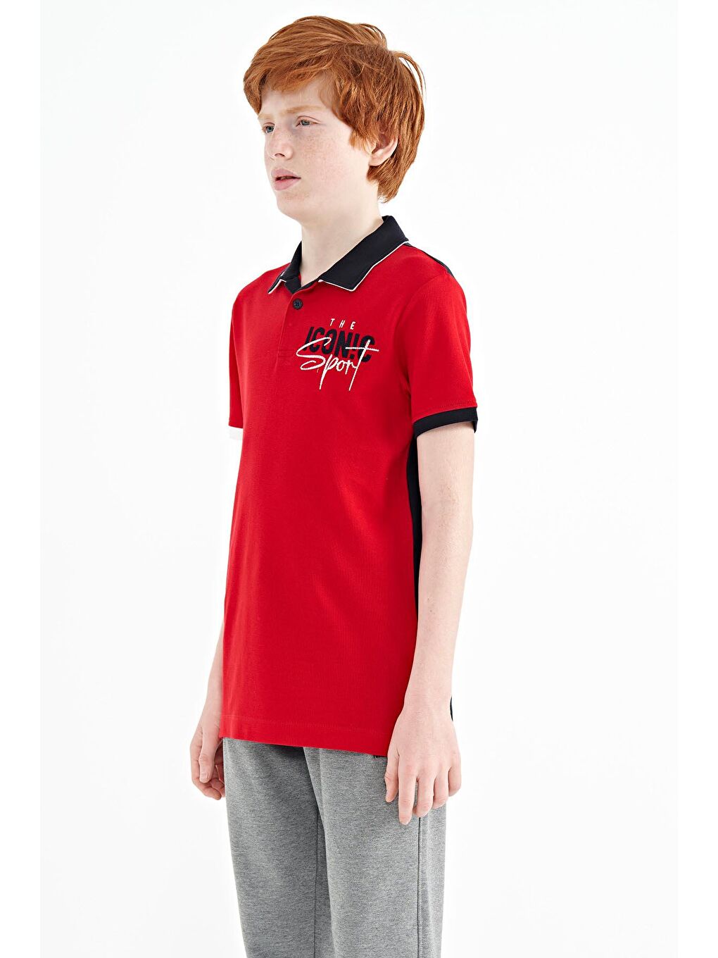 TOMMYLIFE Kırmızı Yaka Gögüs Nakış Detaylı Standart Kalıp Polo Yaka Erkek Çocuk T-Shirt - 11139 - 2