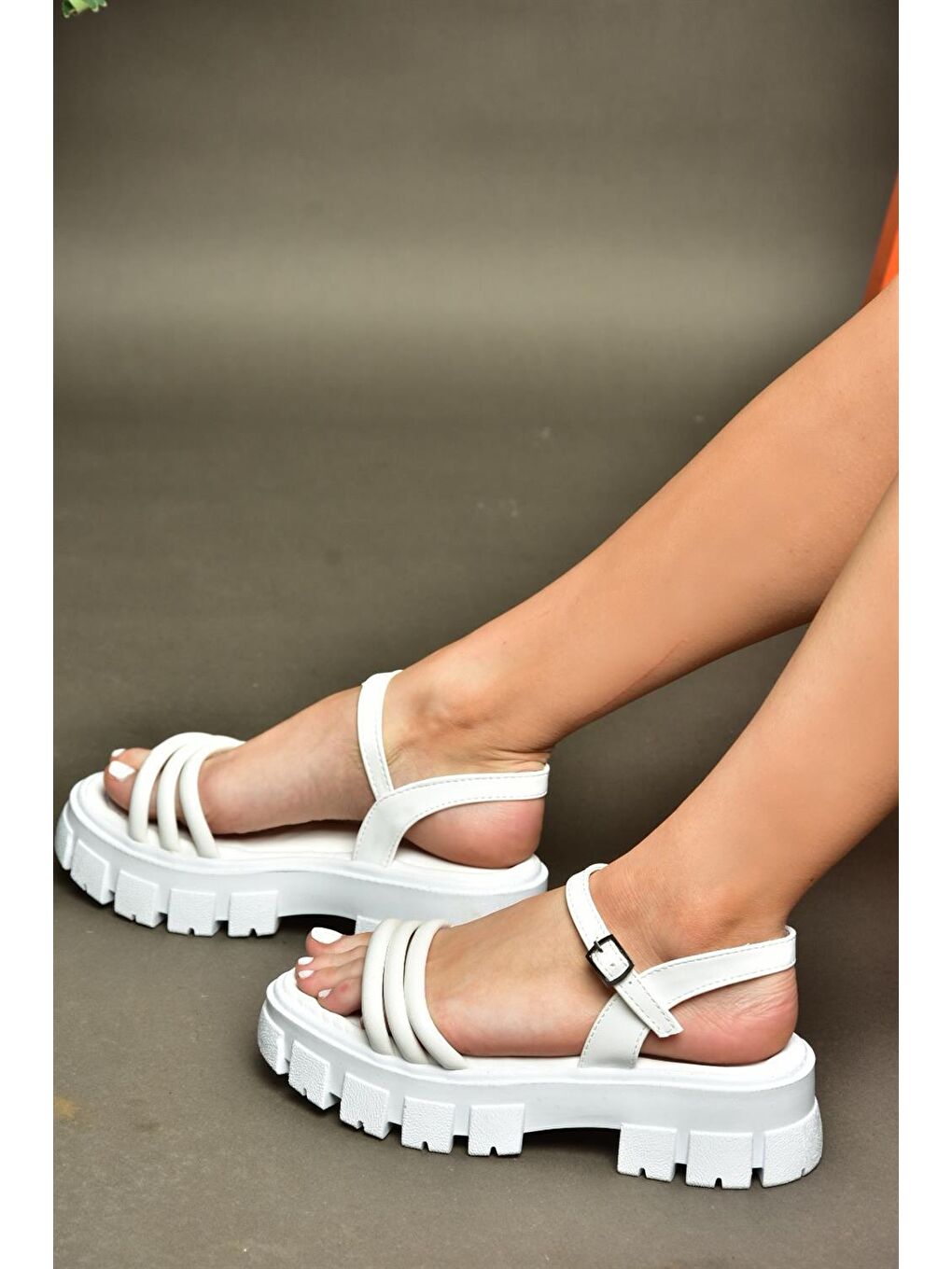 P973000409 Beyaz Kalın Tabanlı Sandalet-1
