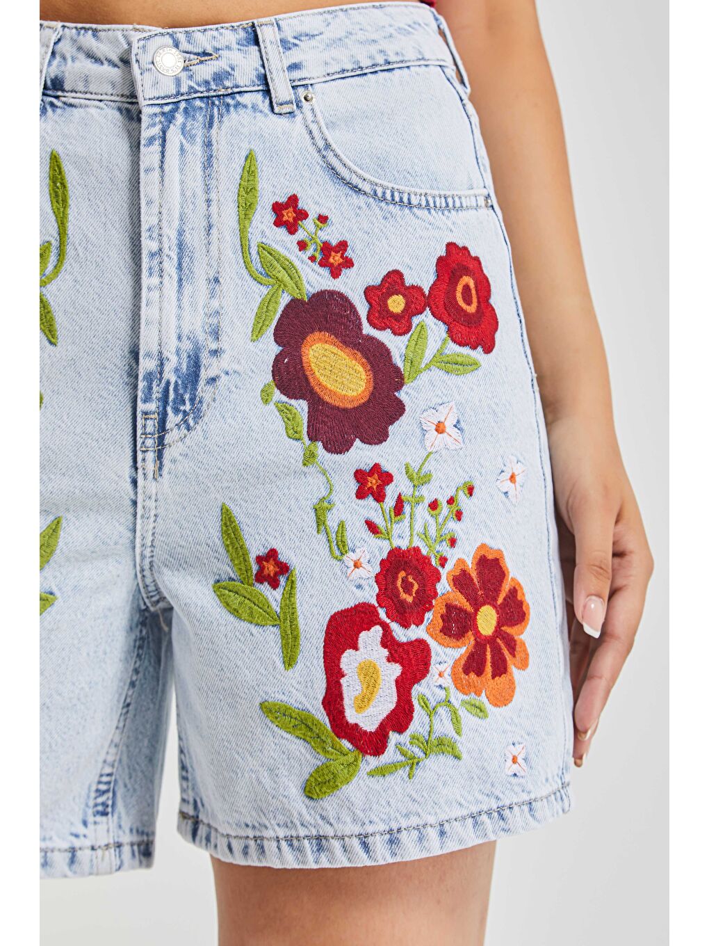 Mavi Kadın Ice Jean Rengi 3s5-3 Kırmızı Çiçek Nakışlı Midi Boy %100 Pamuk Rahat Kesim Tasarım Denim Şort-3