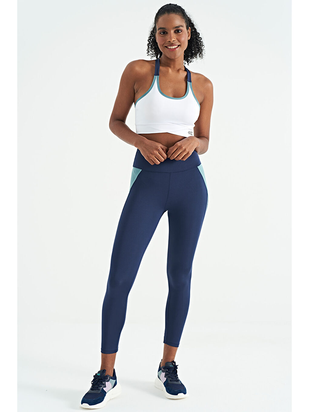 Beyaz Sırt Detaylı Askılı Dar Kalıp Kadın Büstiyer - 97254-3