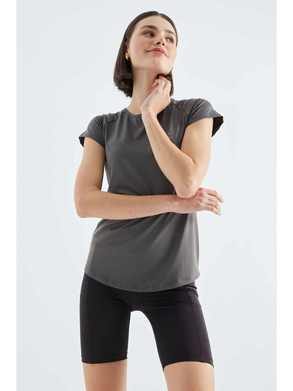 Koyu Gri Sırt Pencereli Kısa Kol Standart Kalıp O Yaka Kadın Tişört - 97101