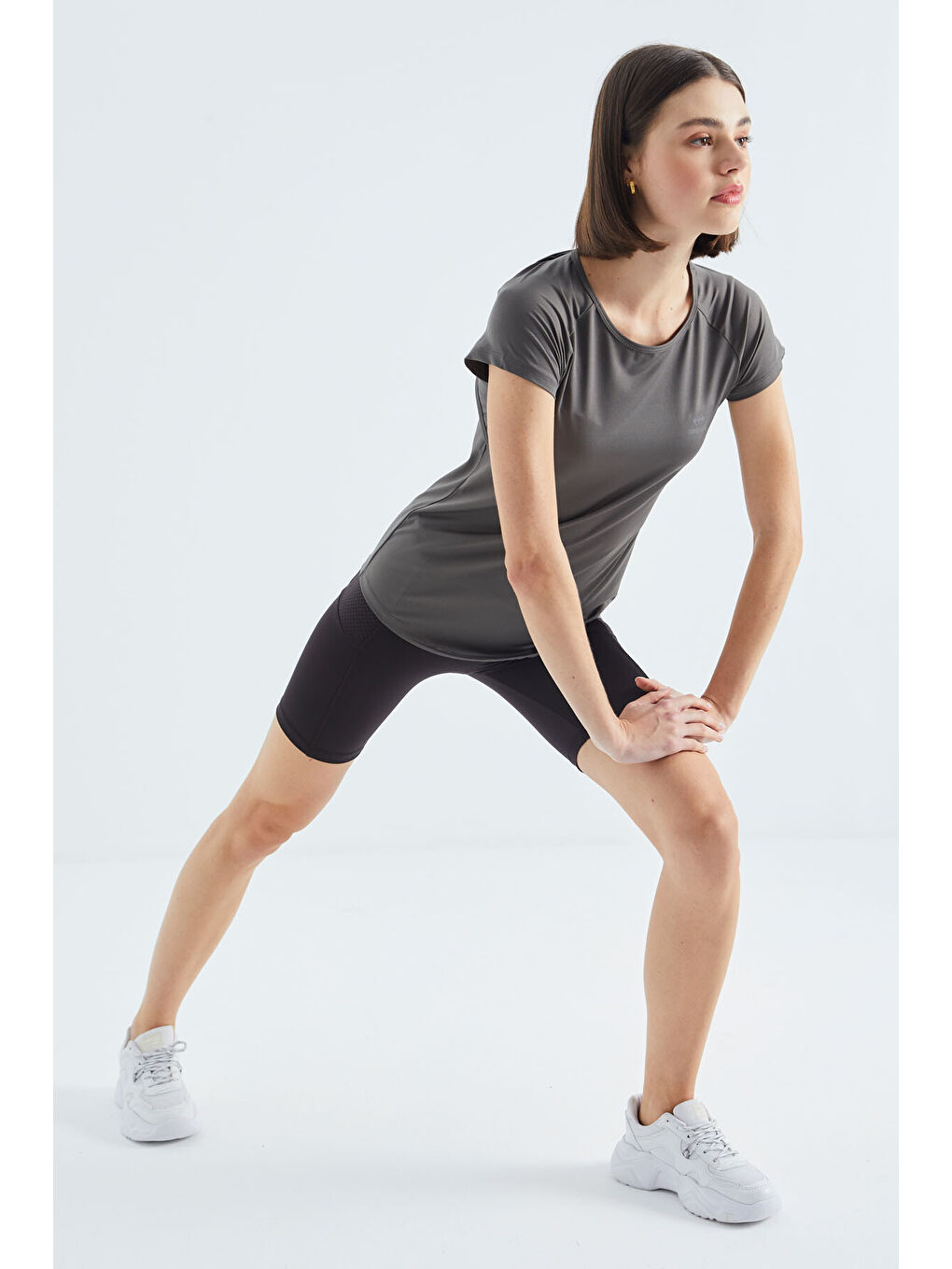 Koyu Gri Sırt Pencereli Kısa Kol Standart Kalıp O Yaka Kadın Tişört - 97101-1