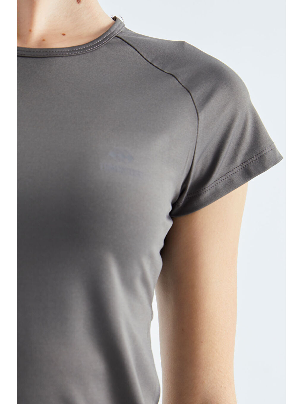 Koyu Gri Sırt Pencereli Kısa Kol Standart Kalıp O Yaka Kadın Tişört - 97101-3