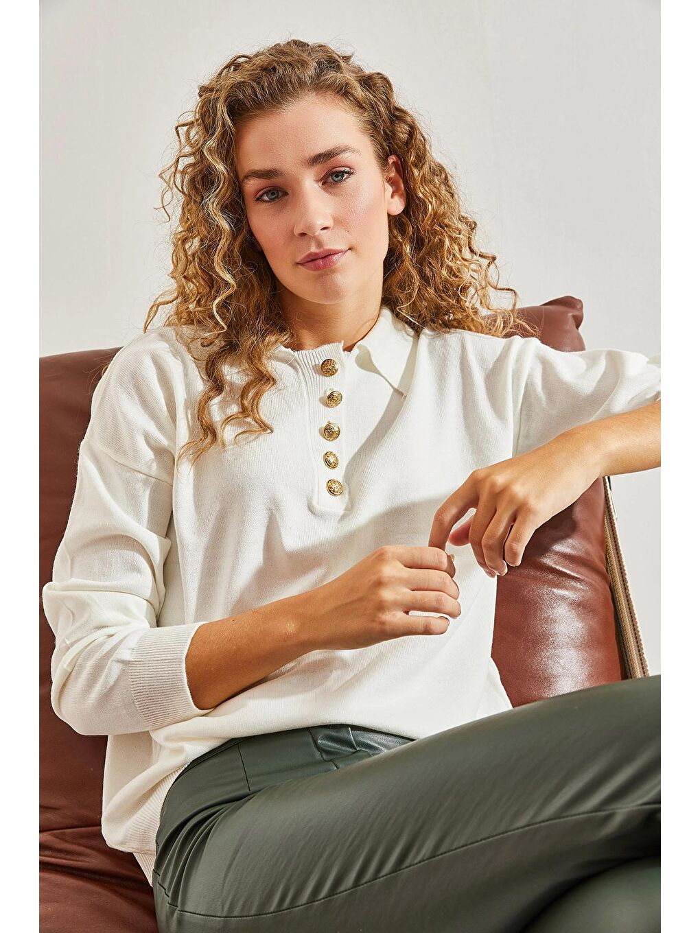 Beyaz Kadın Polo Yaka Büyük Düğmeli Kazak