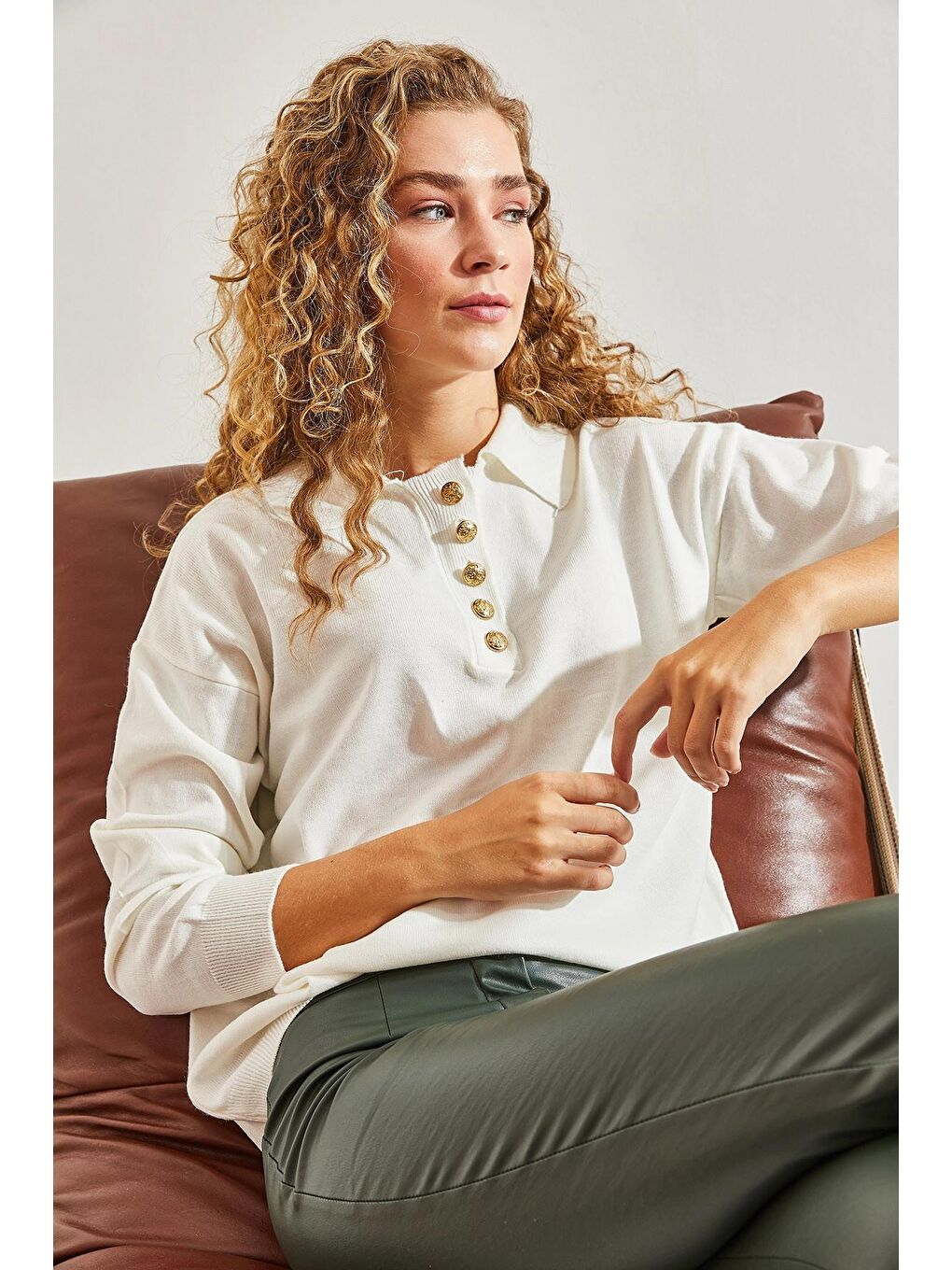 Beyaz Kadın Polo Yaka Büyük Düğmeli Kazak-1