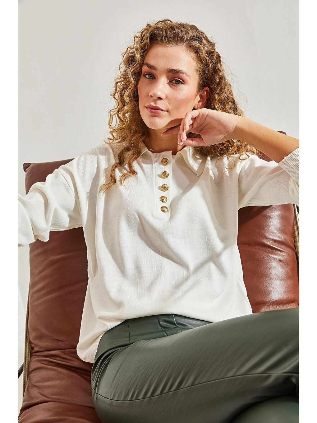 Beyaz Kadın Polo Yaka Büyük Düğmeli Kazak-3