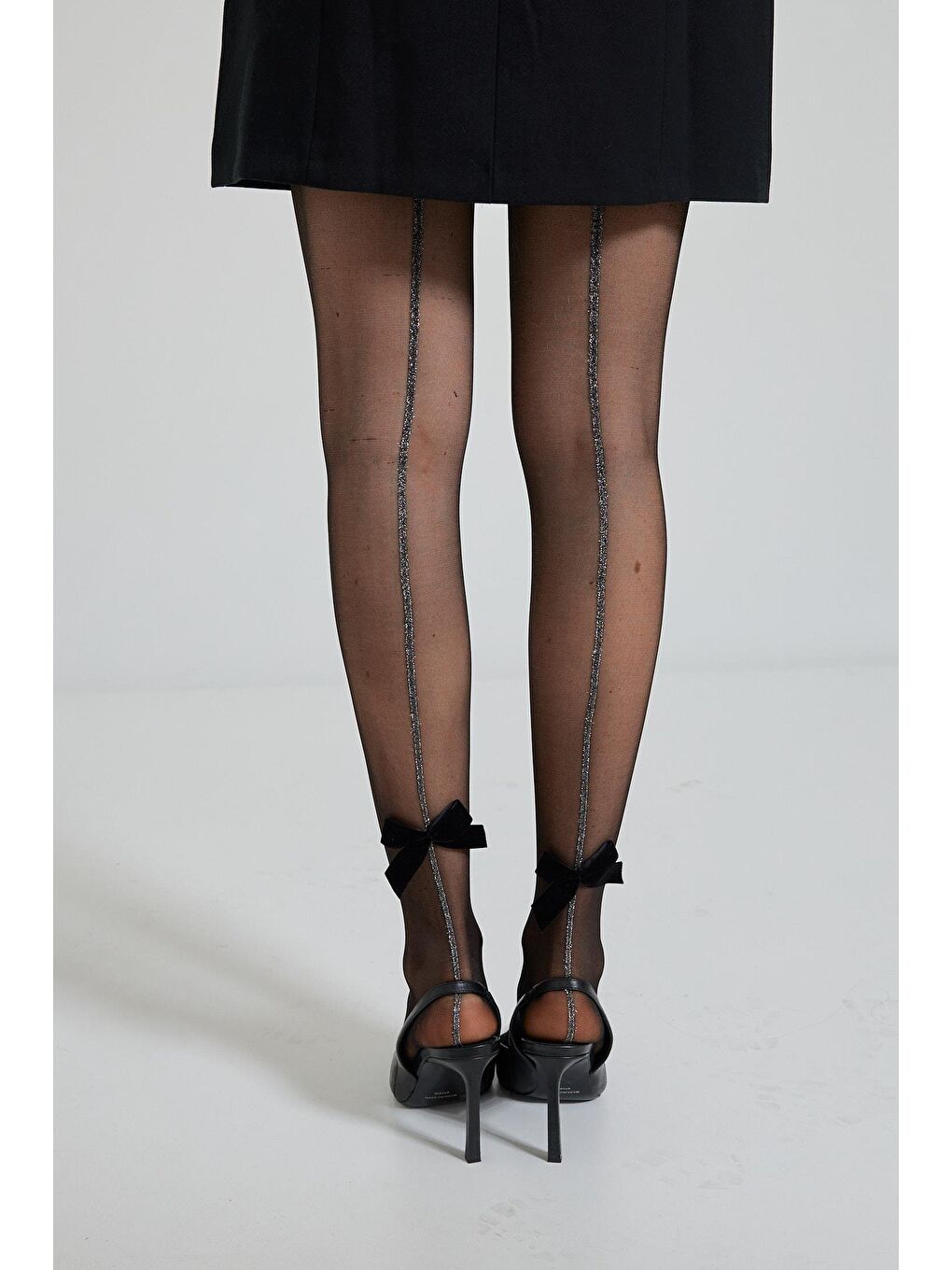 Siyah Kadın Kurdele Aksesuarlı Şeritli İnce Külotlu Çorap