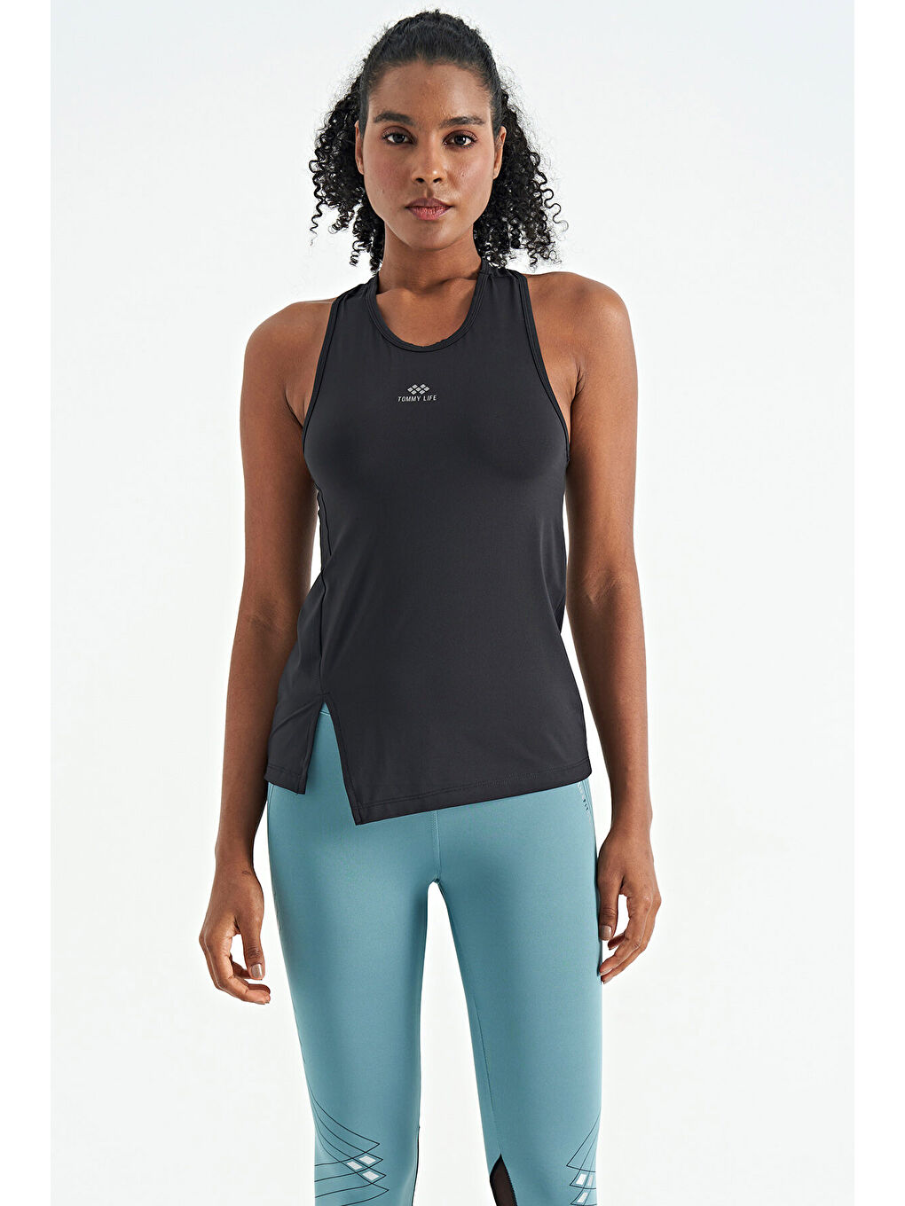 Siyah Yırtmaç Detaylı O Yaka Sıfır Kollu Standart Kalıp Kadın Spor Atlet - 97256-2