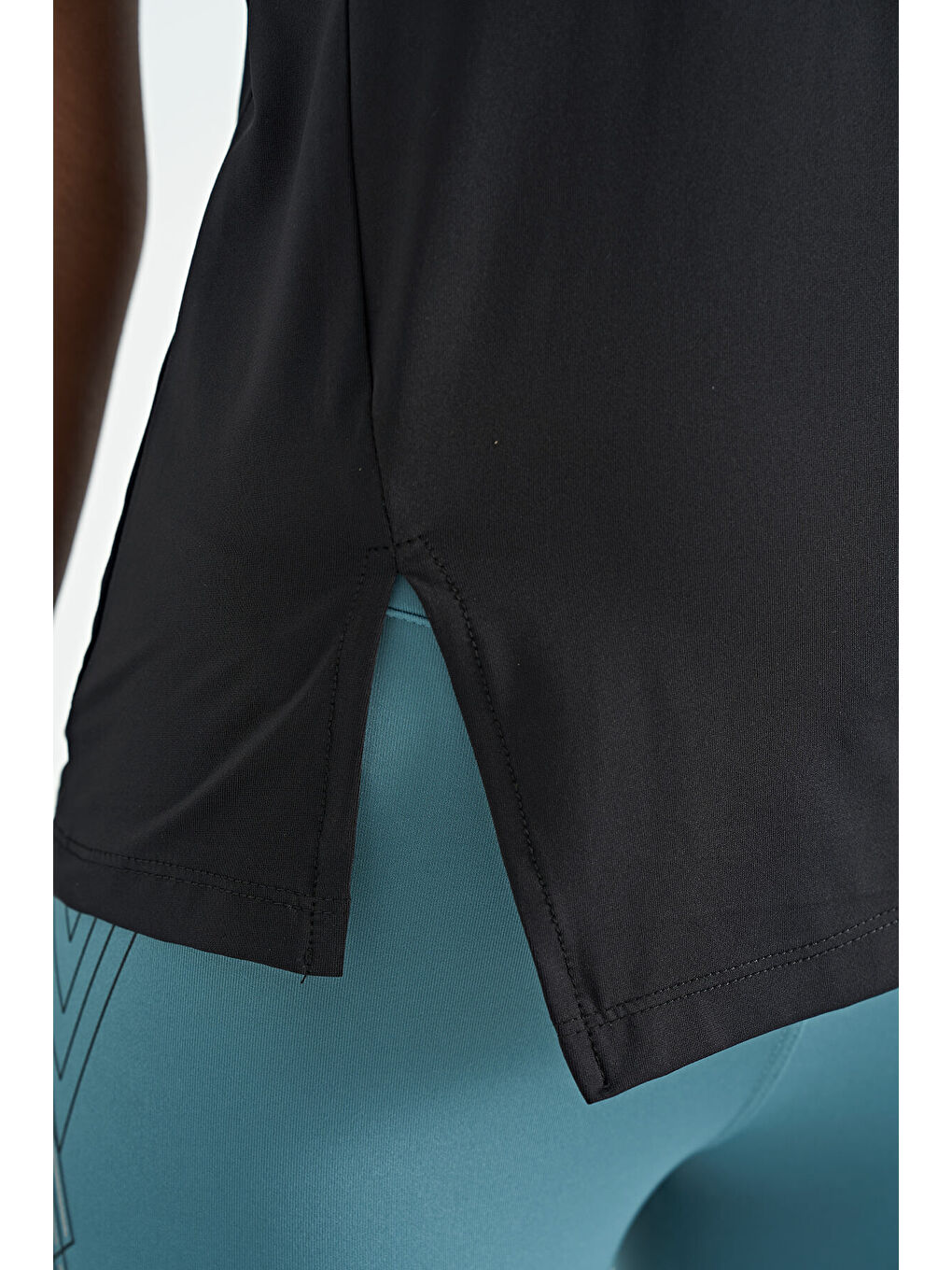 Siyah Yırtmaç Detaylı O Yaka Sıfır Kollu Standart Kalıp Kadın Spor Atlet - 97256-4