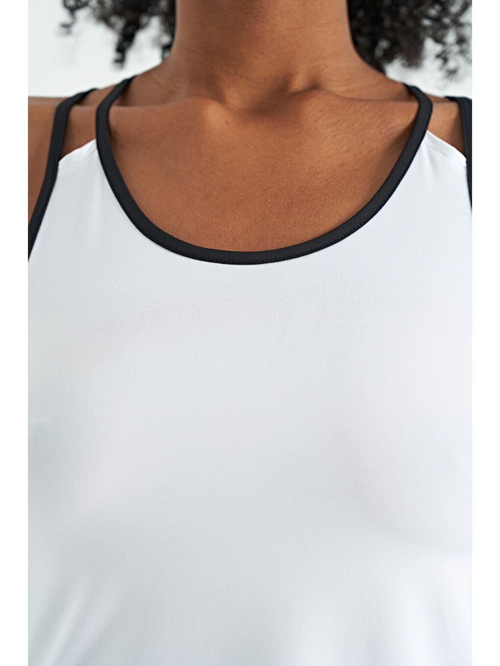 Beyaz Çift Askılı Sırt Detaylı Standart Kalıp Kadın Spor Atlet - 97258-3