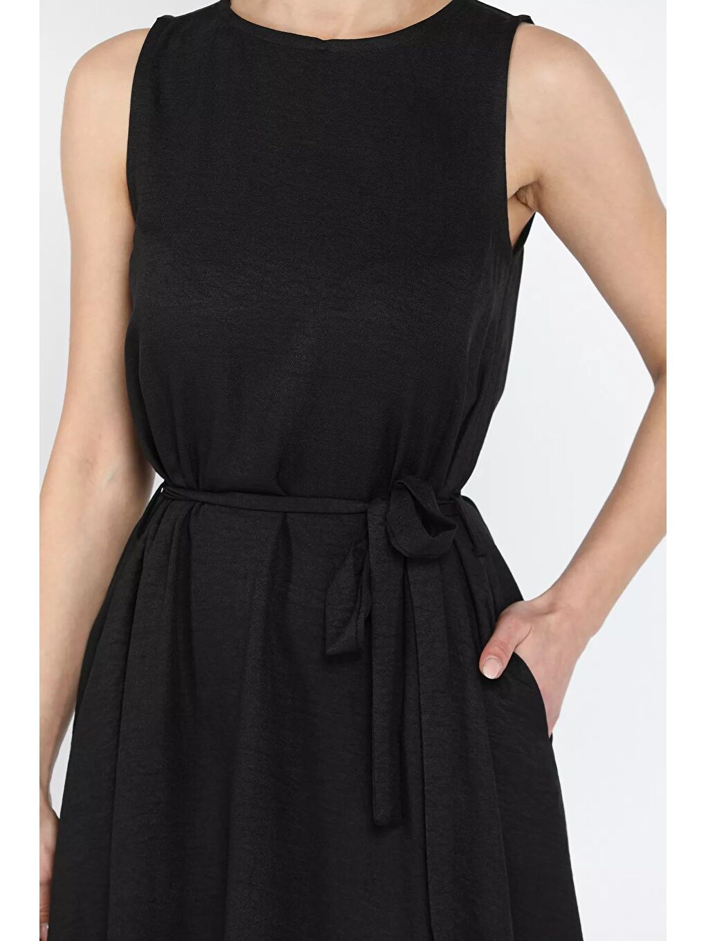 Siyah Kadın Bisiklet Yaka Cep Detaylı Bel Kuşaklı Uzun Elbise-10