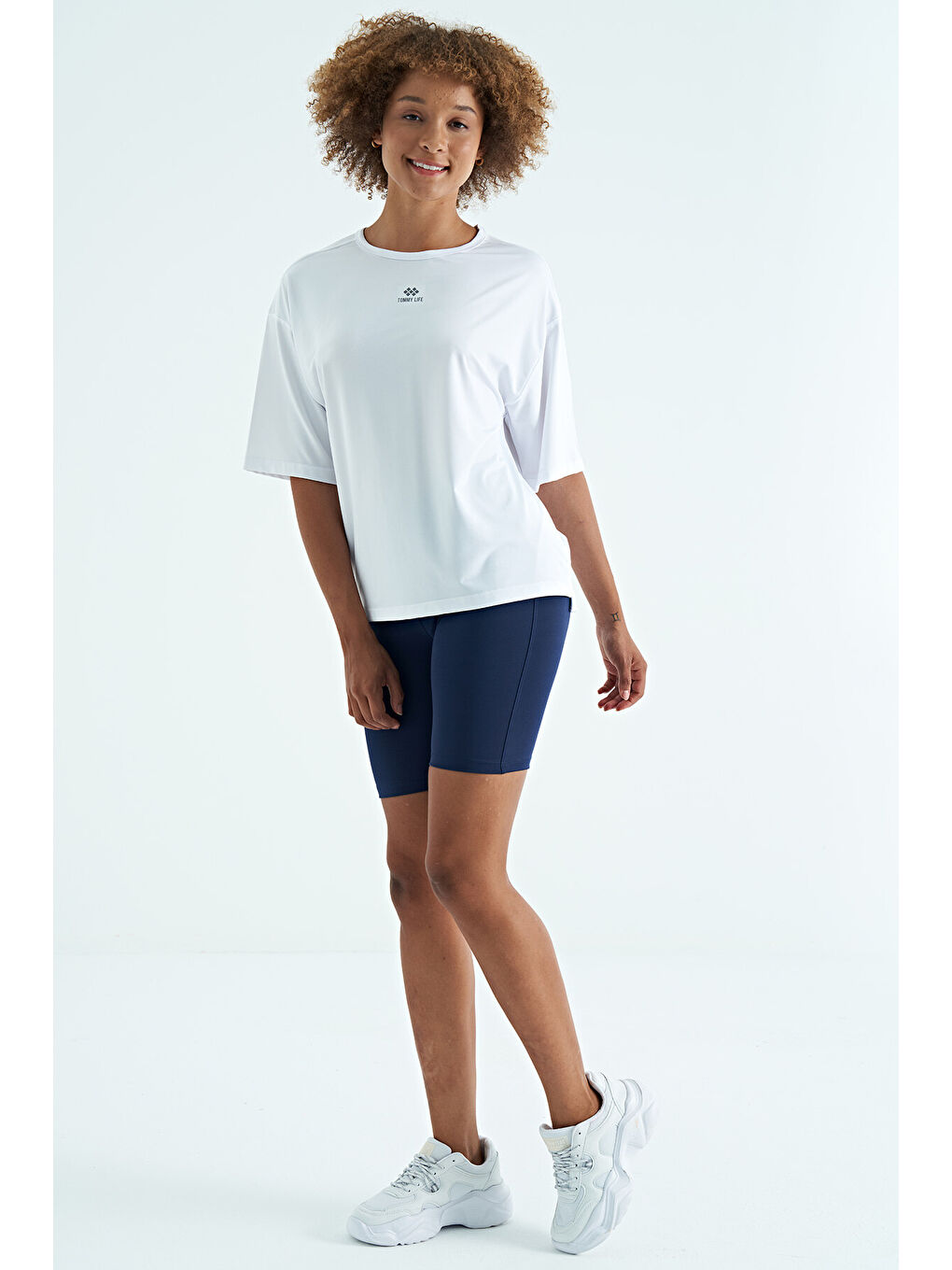 Beyaz O Yaka Baskı Detaylı Oversize Kısa Kol Kadın Tişört - 97263