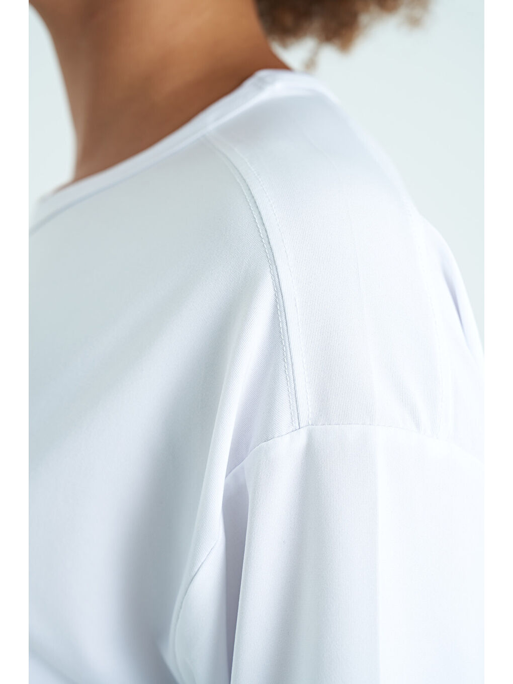 Beyaz O Yaka Baskı Detaylı Oversize Kısa Kol Kadın Tişört - 97263-4