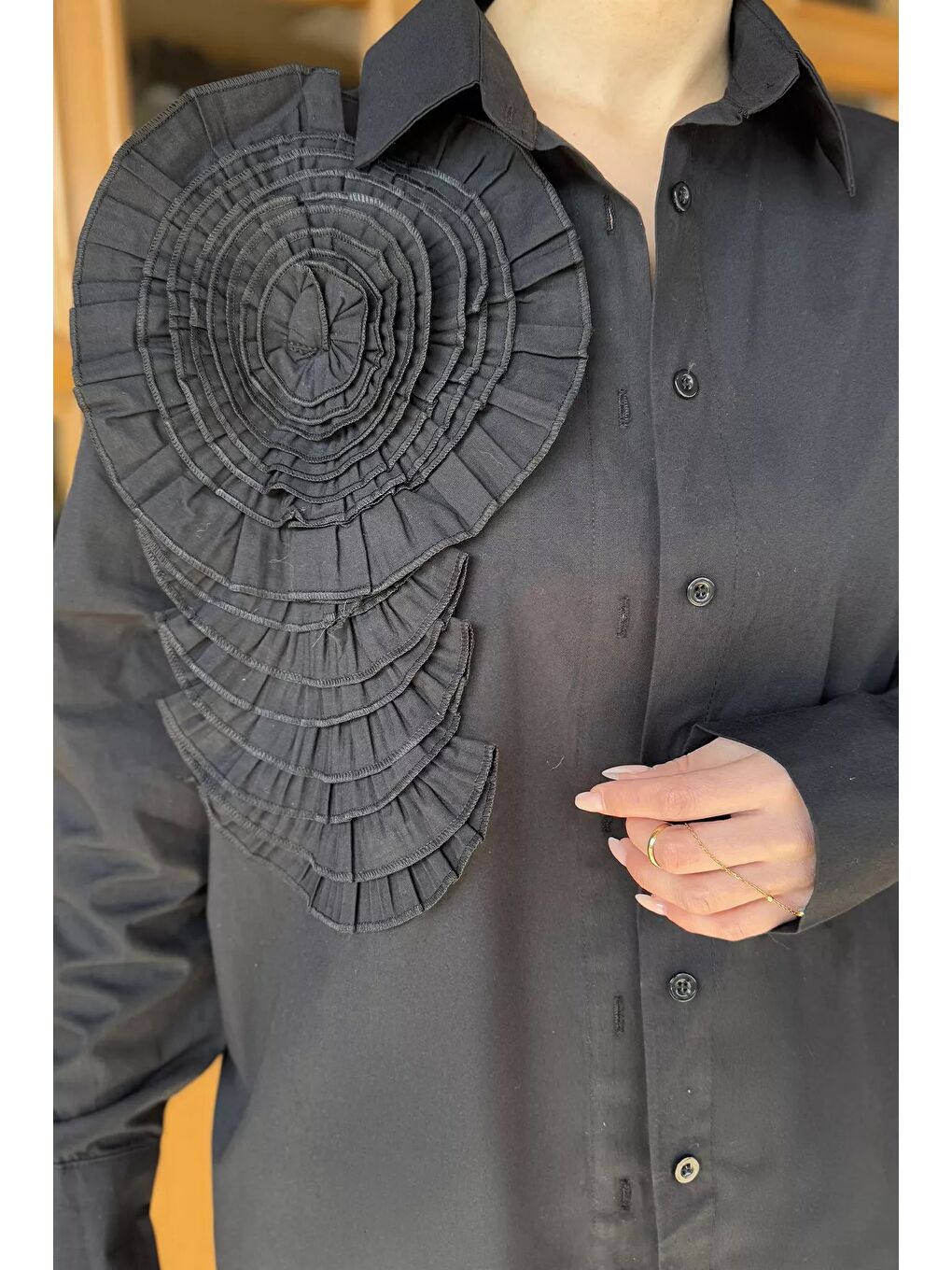 Siyah Gül Detaylı Tarz Kadın Gömlek-6