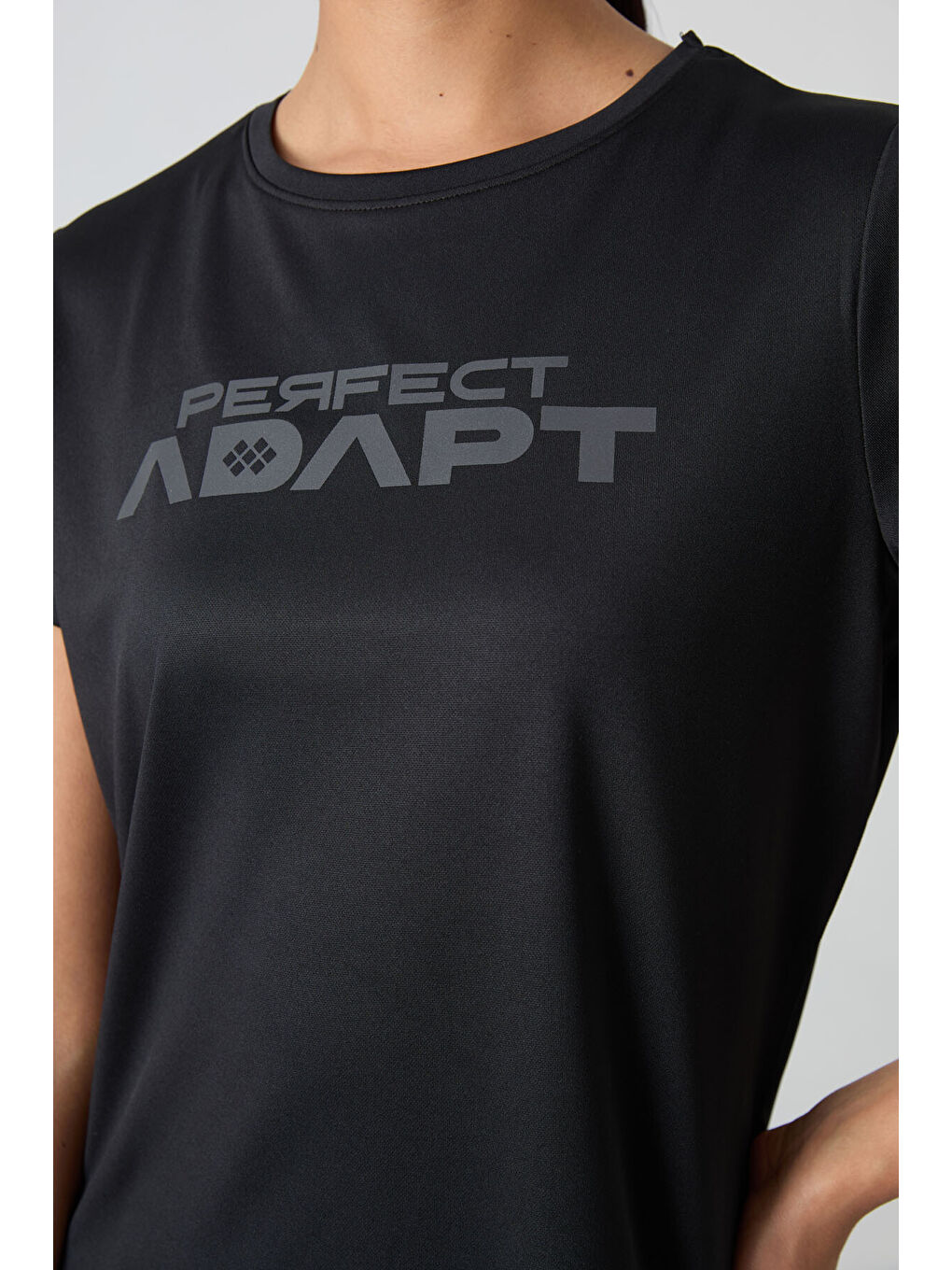 Siyah Nefes Alan Dokulu İnce Performans Kadın Tişört - 97283-4