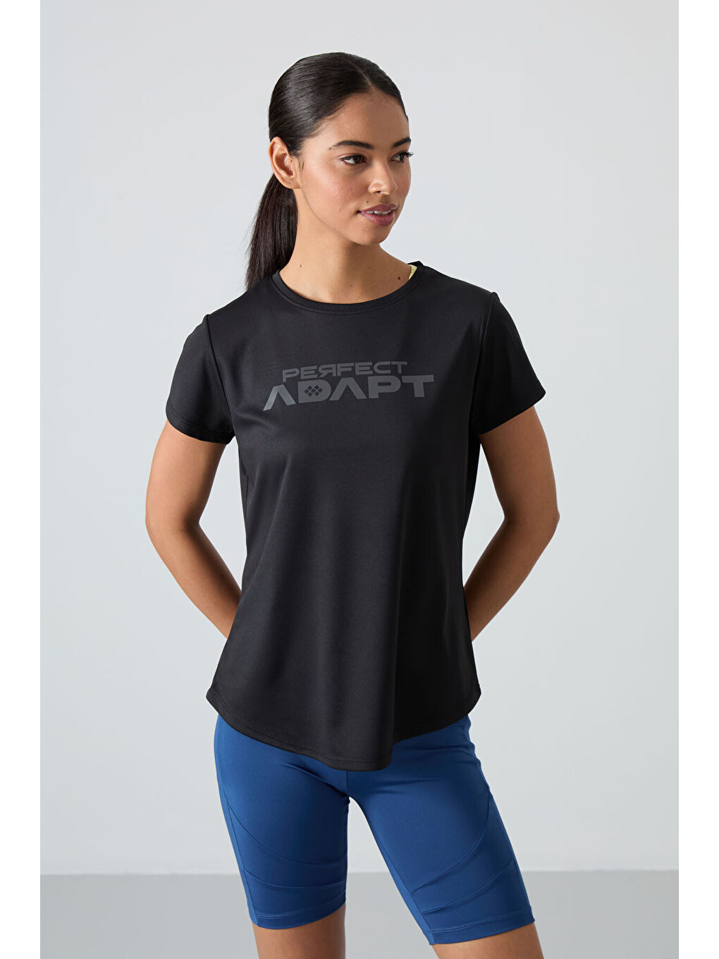 Siyah Nefes Alan Dokulu İnce Performans Kadın Tişört - 97283-6