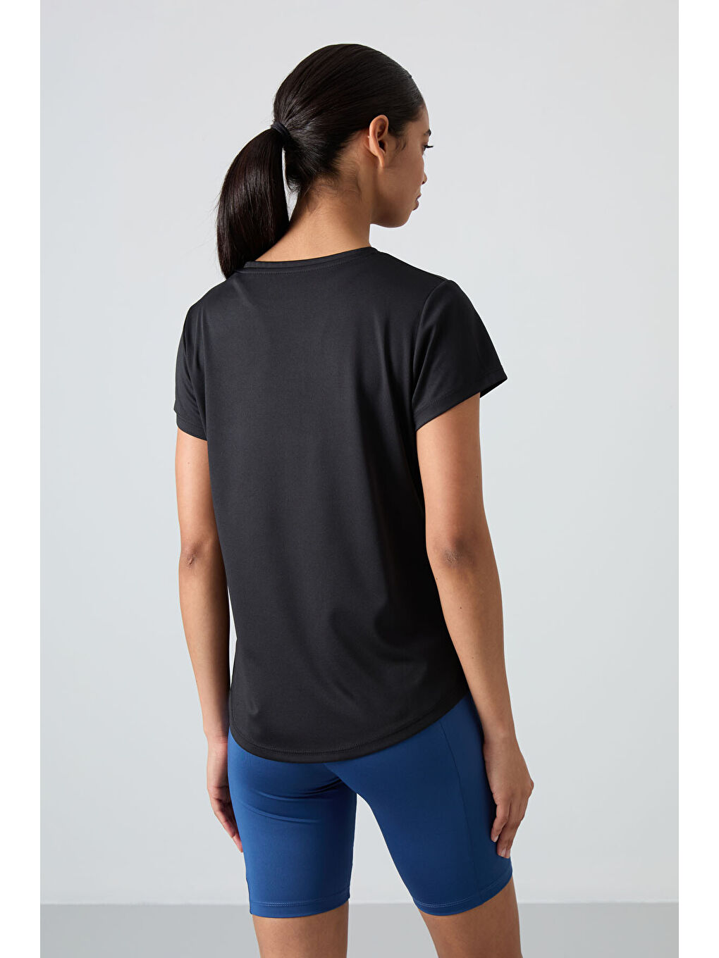 Siyah Nefes Alan Dokulu İnce Performans Kadın Tişört - 97283-8